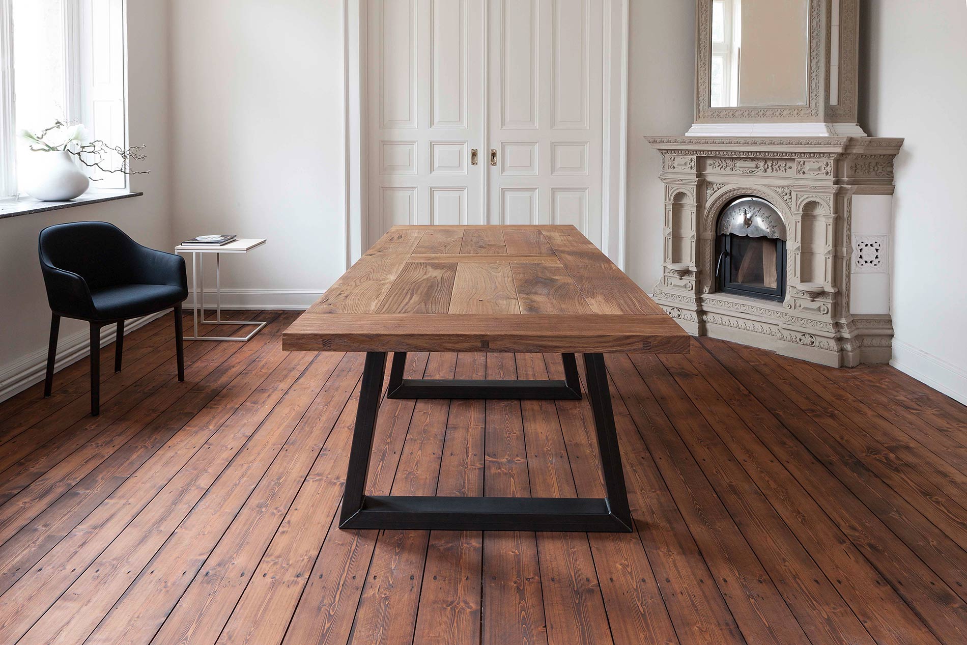 Massief houten tafel met metalen frame Massief houten tafel met metalen frame