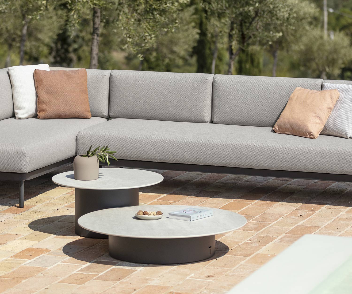 Todus Branta Sofa designtafel met keramisch tafelblad en een onderstel van roestvrij staal
