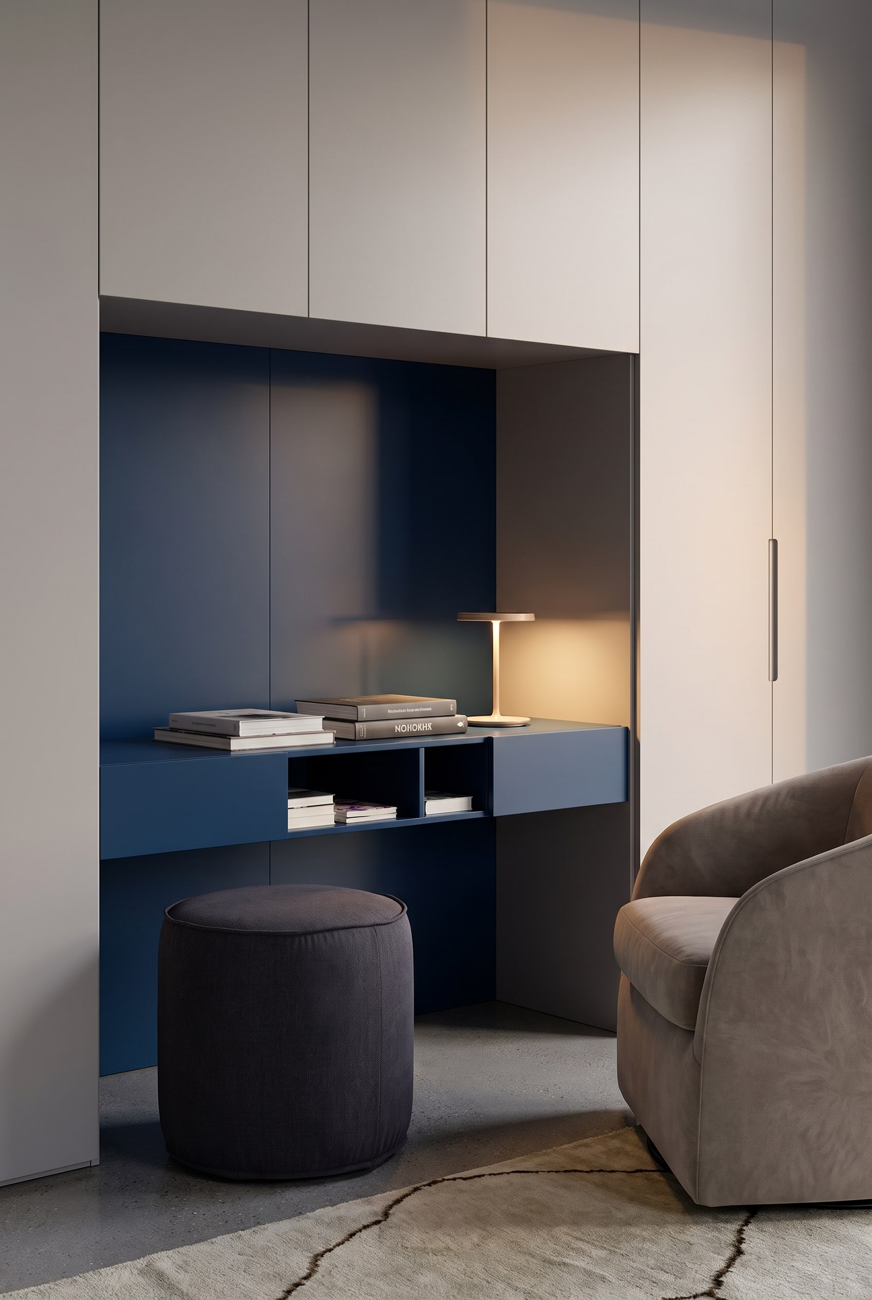Une armoire encastrée moderne, pleine hauteur, avec une niche de bureau élégamment intégrée et un éclairage LED invisible.