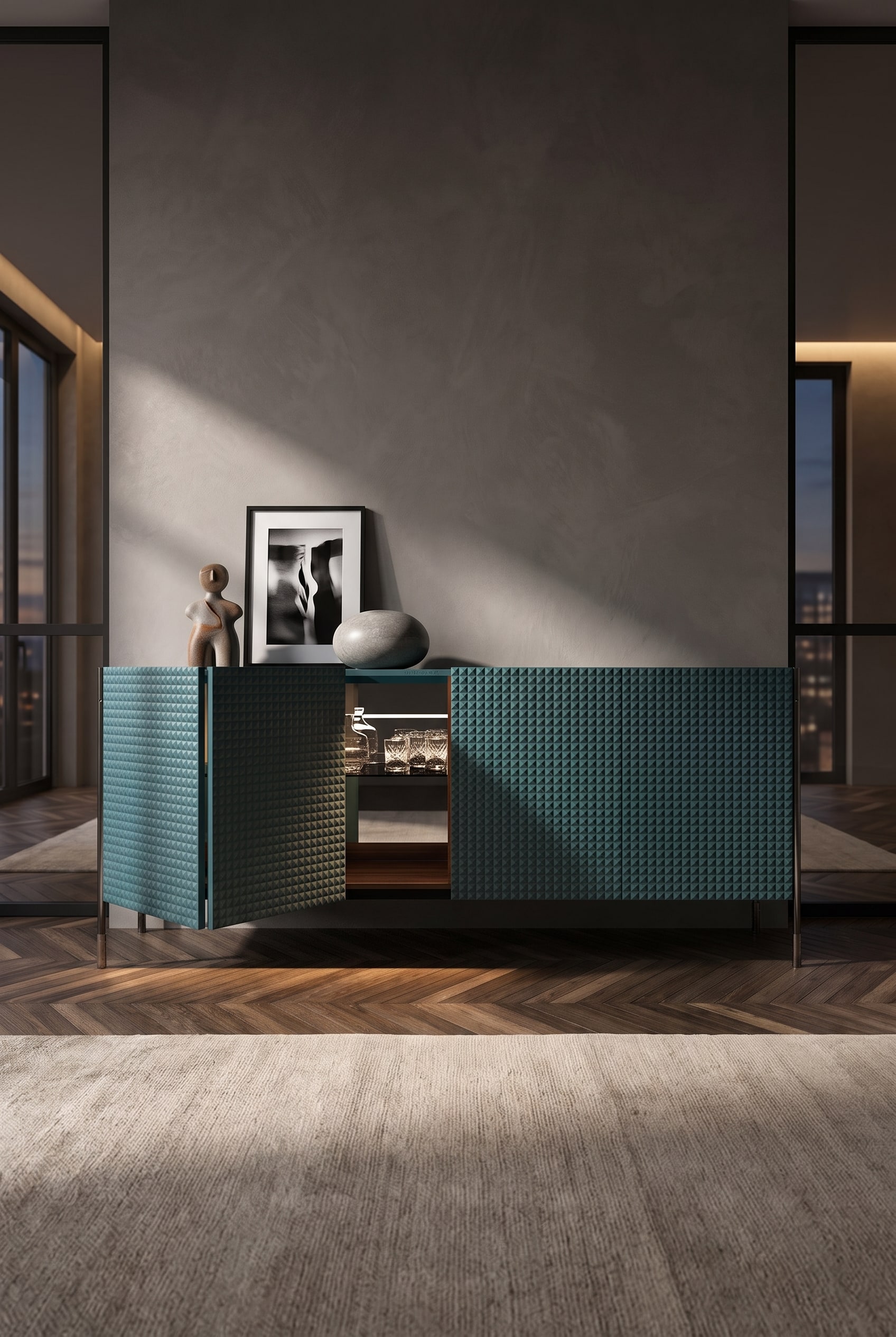 Sideboard avec structure pyramidale tridimensionnelle bleu profond, &agrave; gauche un groupe organis&eacute; compos&eacute; d'une figurine en c&eacute;ramique, d'une photo en noir et blanc encadr&eacute;e de noir et d'une pierre distinctive
