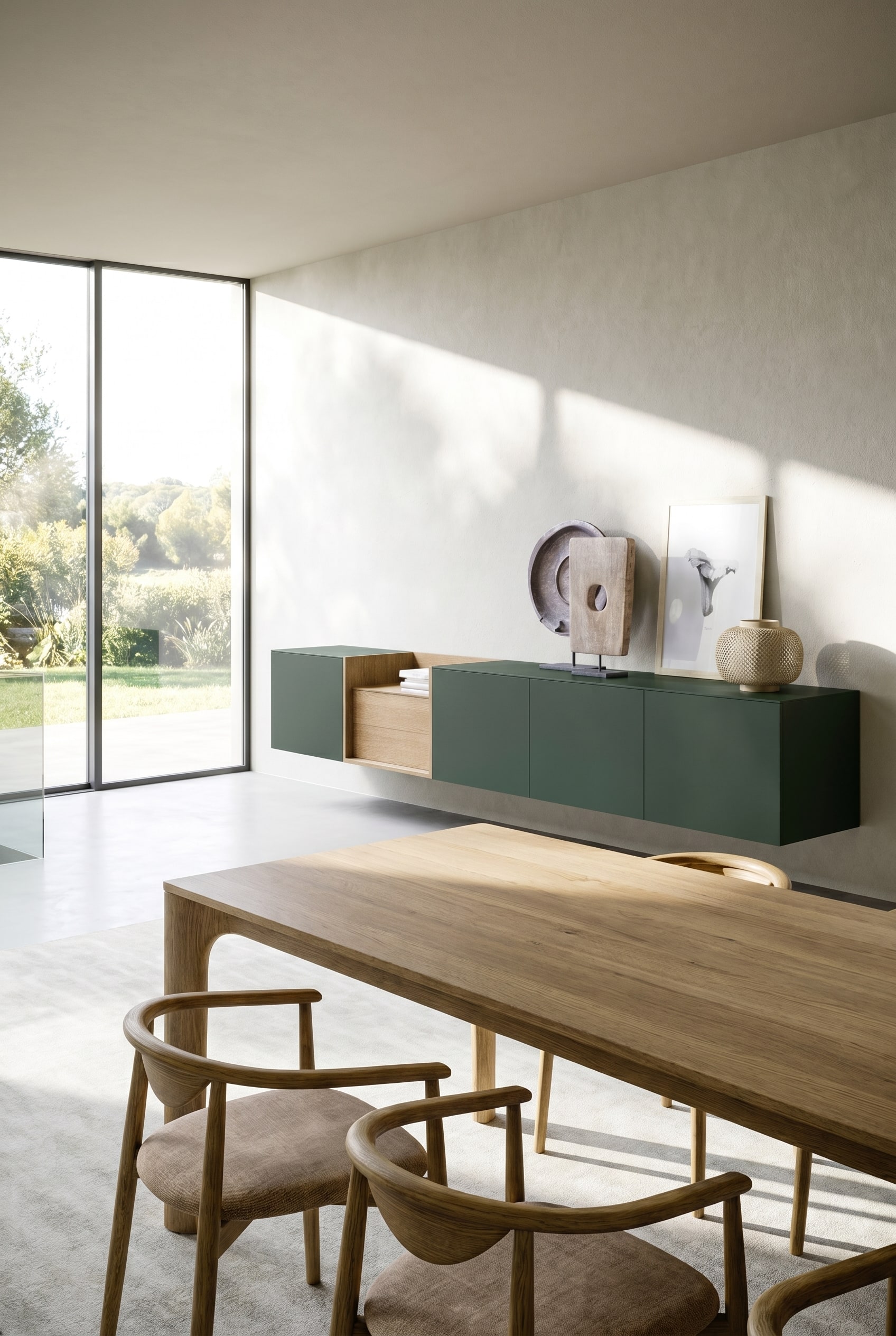 Salle à manger minimaliste avec grande table en bois et sideboard mural Novamobili Box 18 laqué vert foncé
