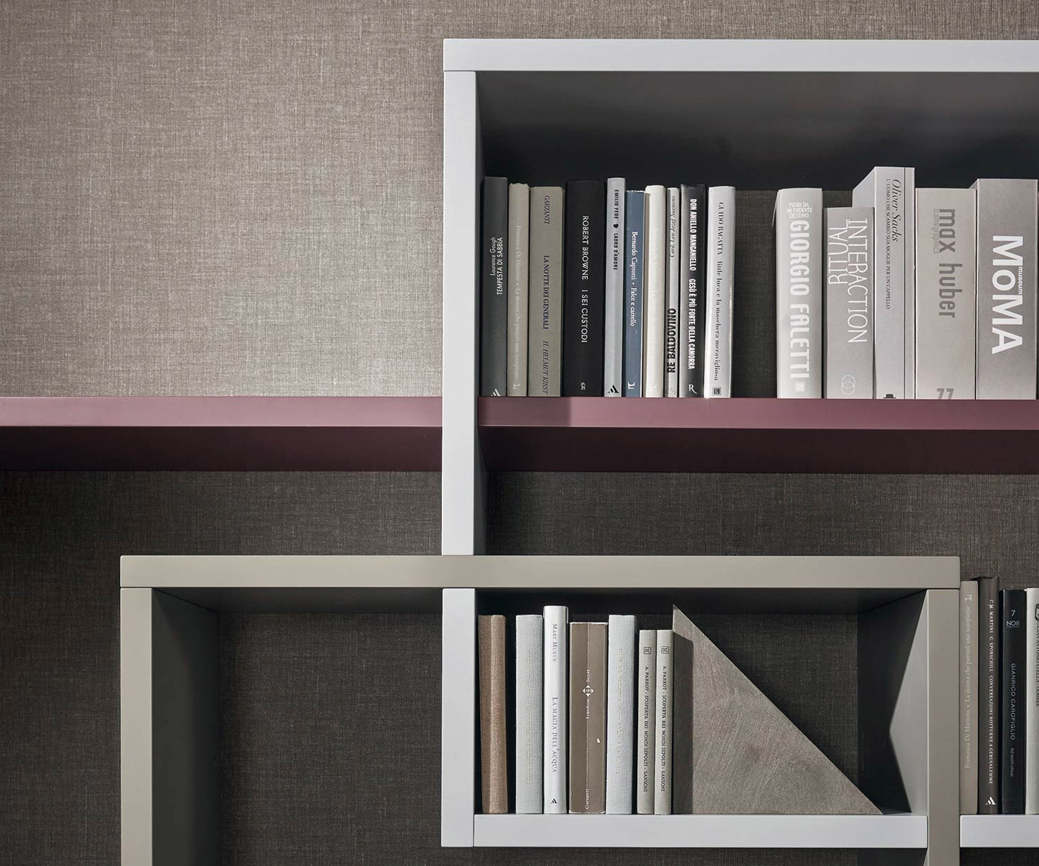 Moderne Livitalia design boekenkast in detail met vakken voor boeken