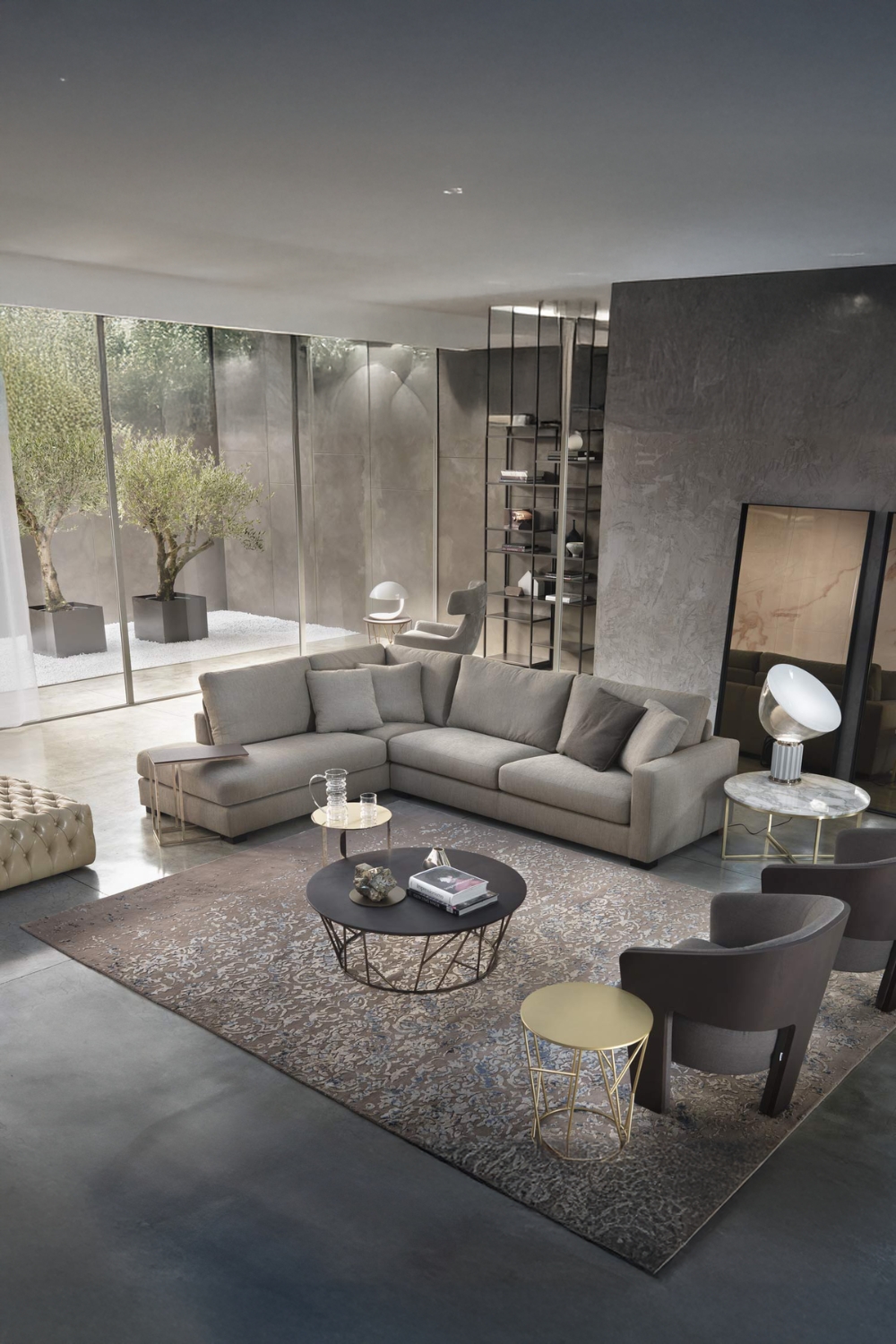 salon-design-en-beige-et-gris-avec-canape-pouf-tables-basses-et-meuble-tv-mural