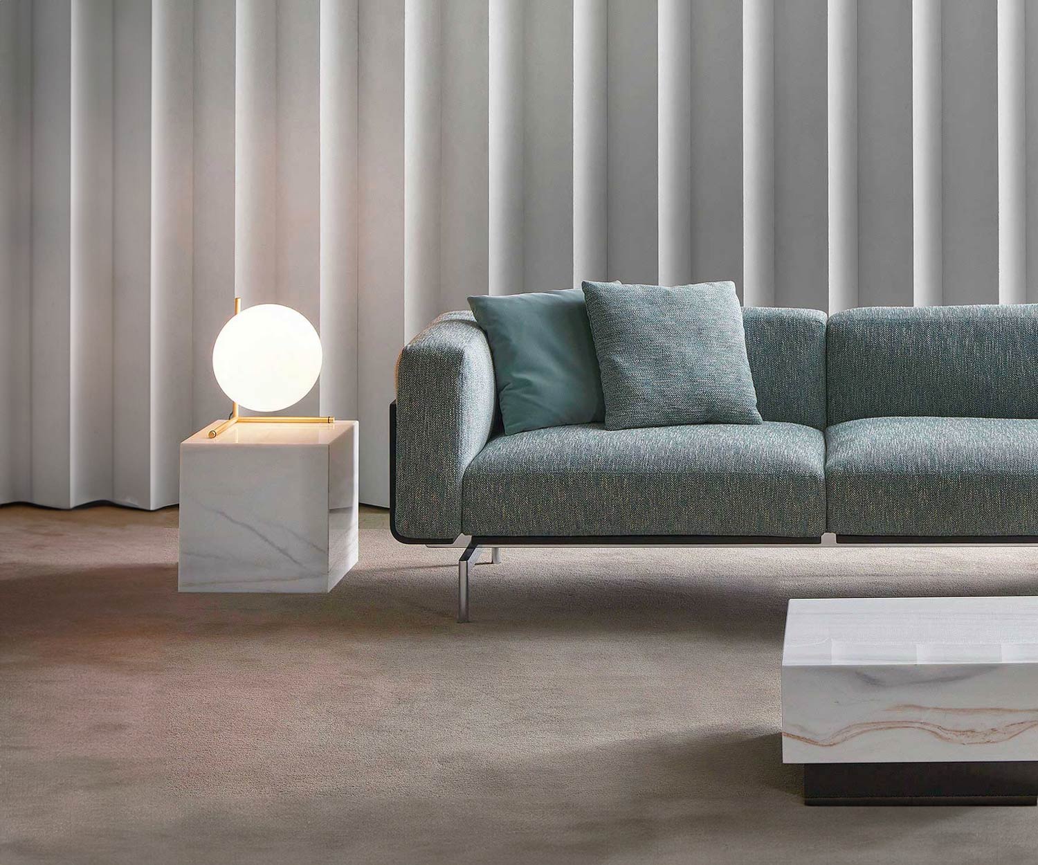 Exclusief Marelli Bijzettafel Thor naast bank Carrara marmer wit Exclusief Marelli Bijzettafel Thor naast bank Carrara marmer wit