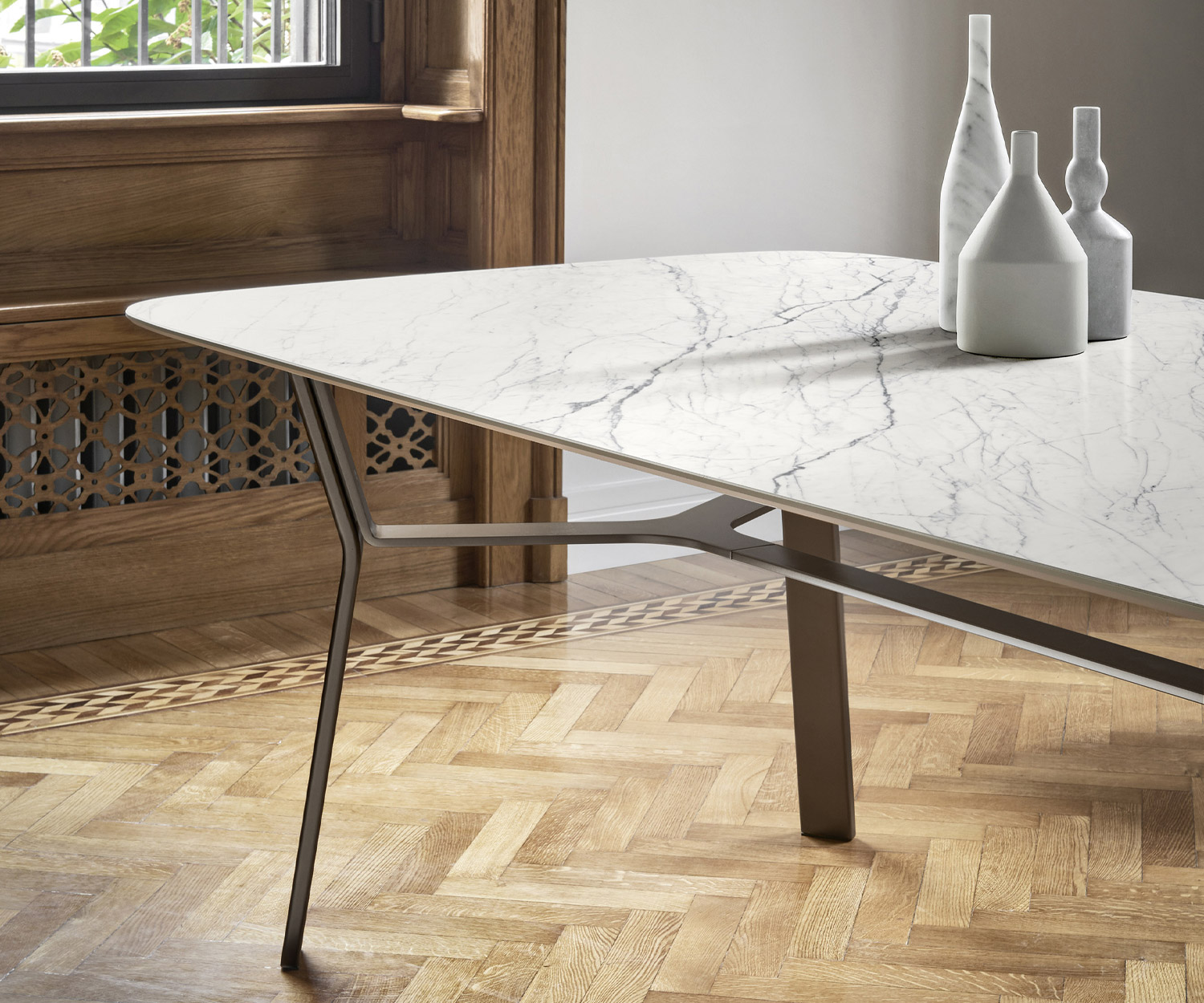 Livitalia Iron Design eettafel in detail het keramische tafelblad met wit marmeren look Livitalia Iron Design eettafel in detail het keramische tafelblad met wit marmeren look
