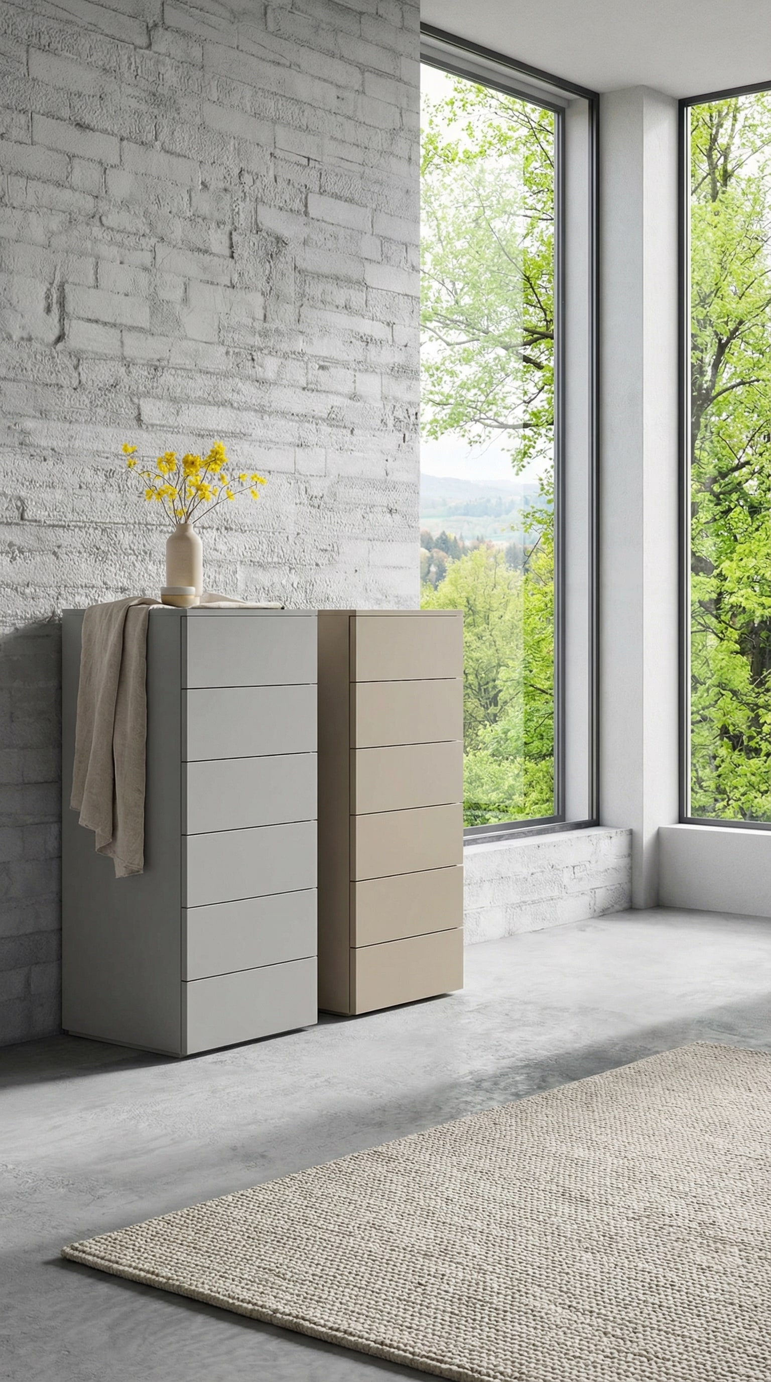 Twee hoge ladekasten in gedempte tinten voor een gestructureerde muur Twee hoge ladekasten in gedempte tinten voor een gestructureerde muur