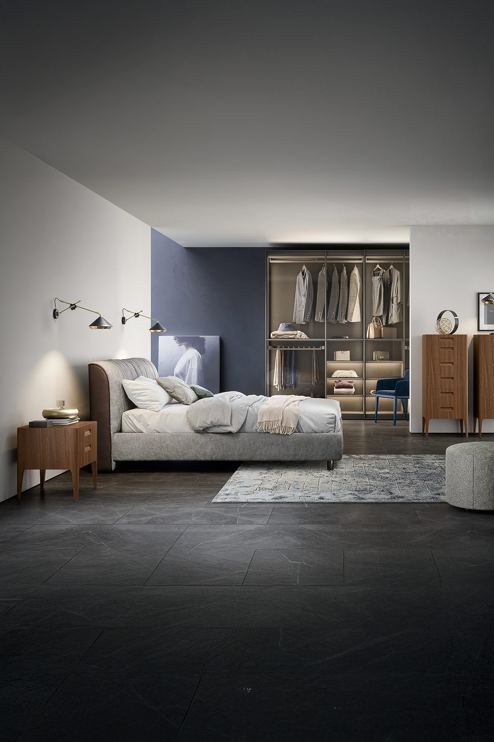moderne-slaapkamer-met-stoffering-gestoffeerd-bed-houten-lades-en-een-kledingkast-met-transparante-glazen-deuren