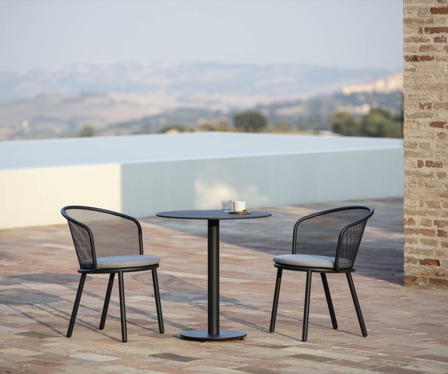 Table de bistrot exclusive Todus Branta avec piètement anthracite et plateau en céramique Table de bistrot exclusive Todus Branta avec piètement anthracite et plateau en céramique