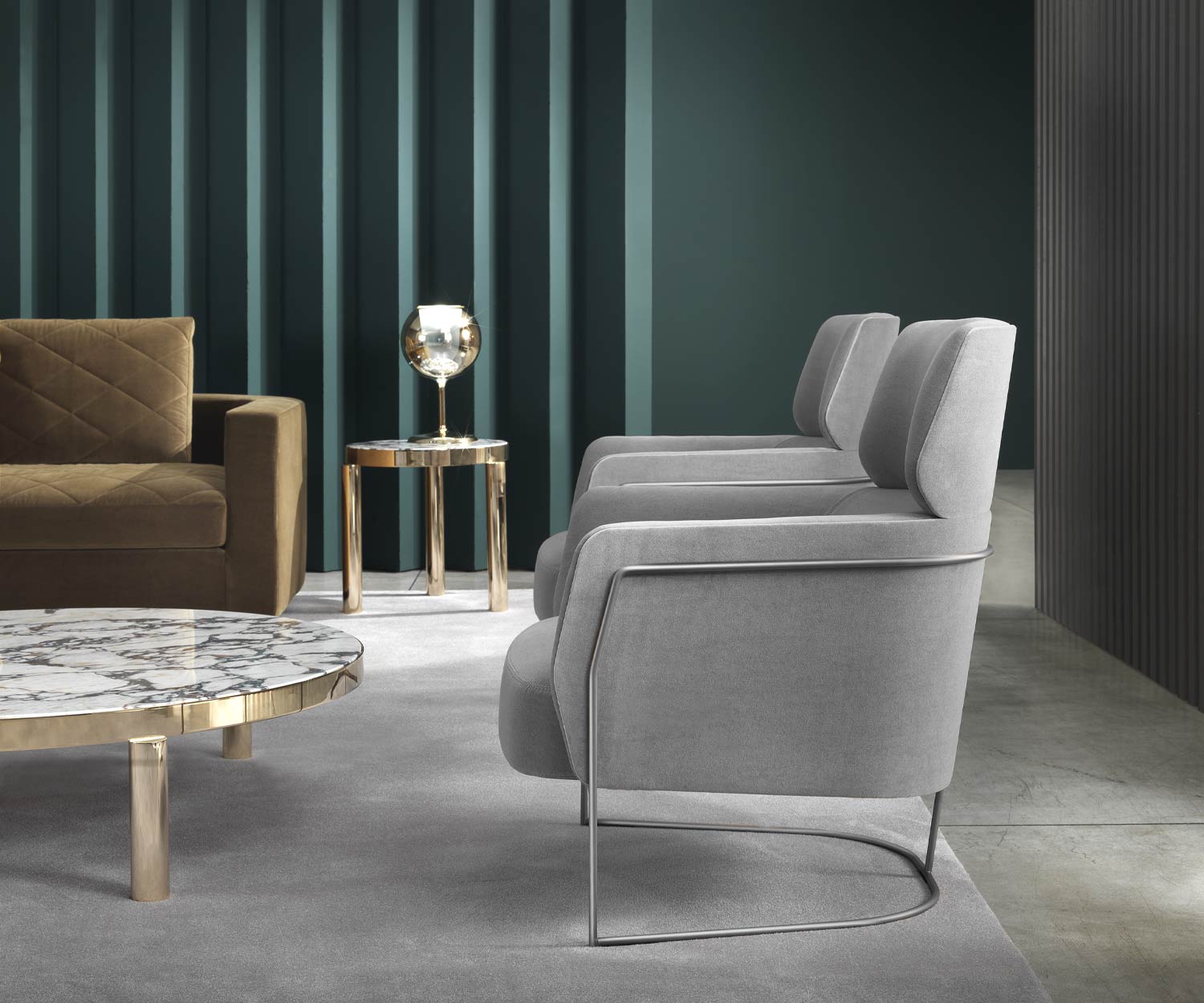 Fauteuil gris Marelli Nest Relax sur pieds étroits dans le salon Fauteuil gris Marelli Nest Relax sur pieds étroits dans le salon