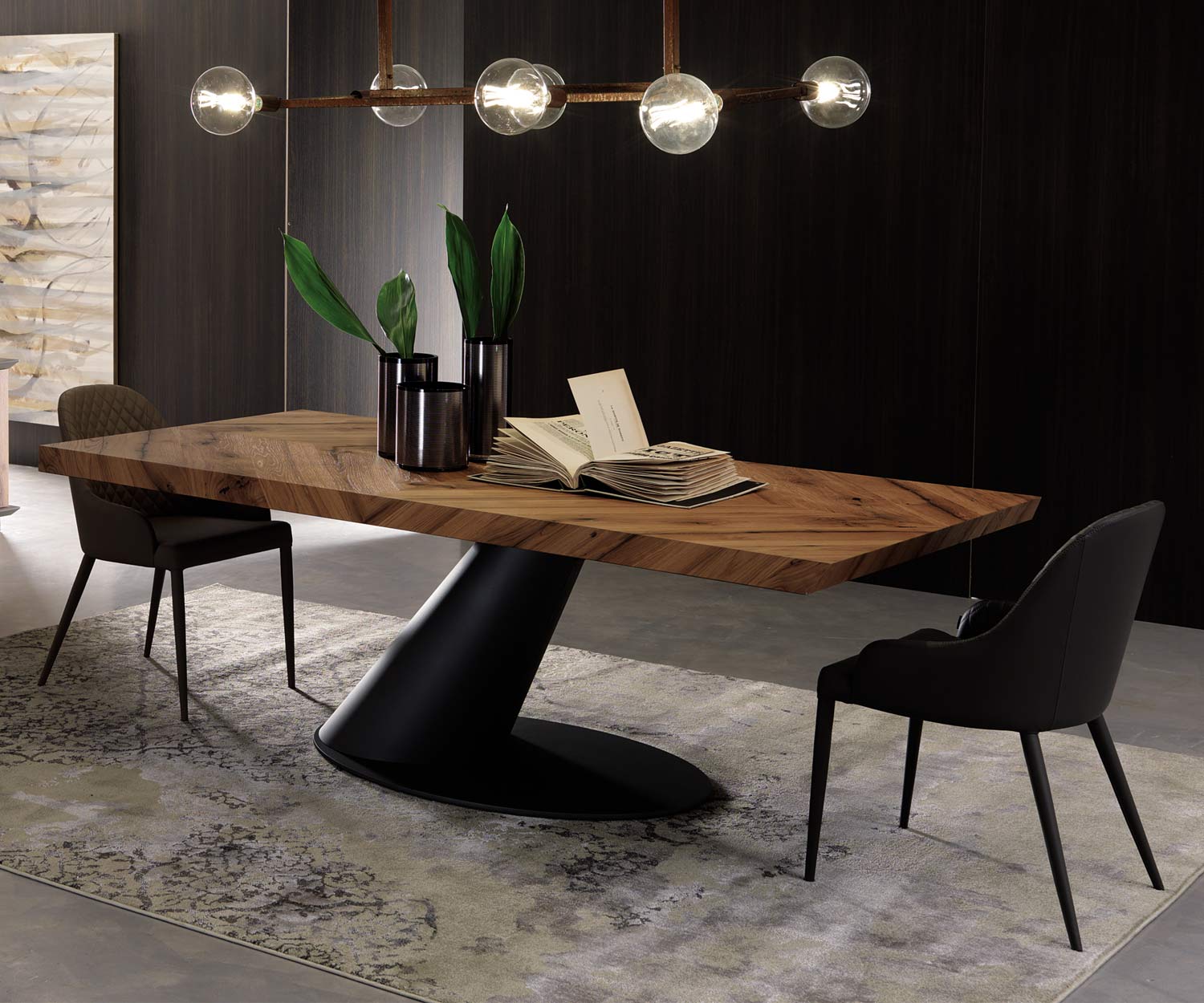 Moderne Ozzio Design stoel Betta leer zwart geplaatst aan de tafel in de eetkamer