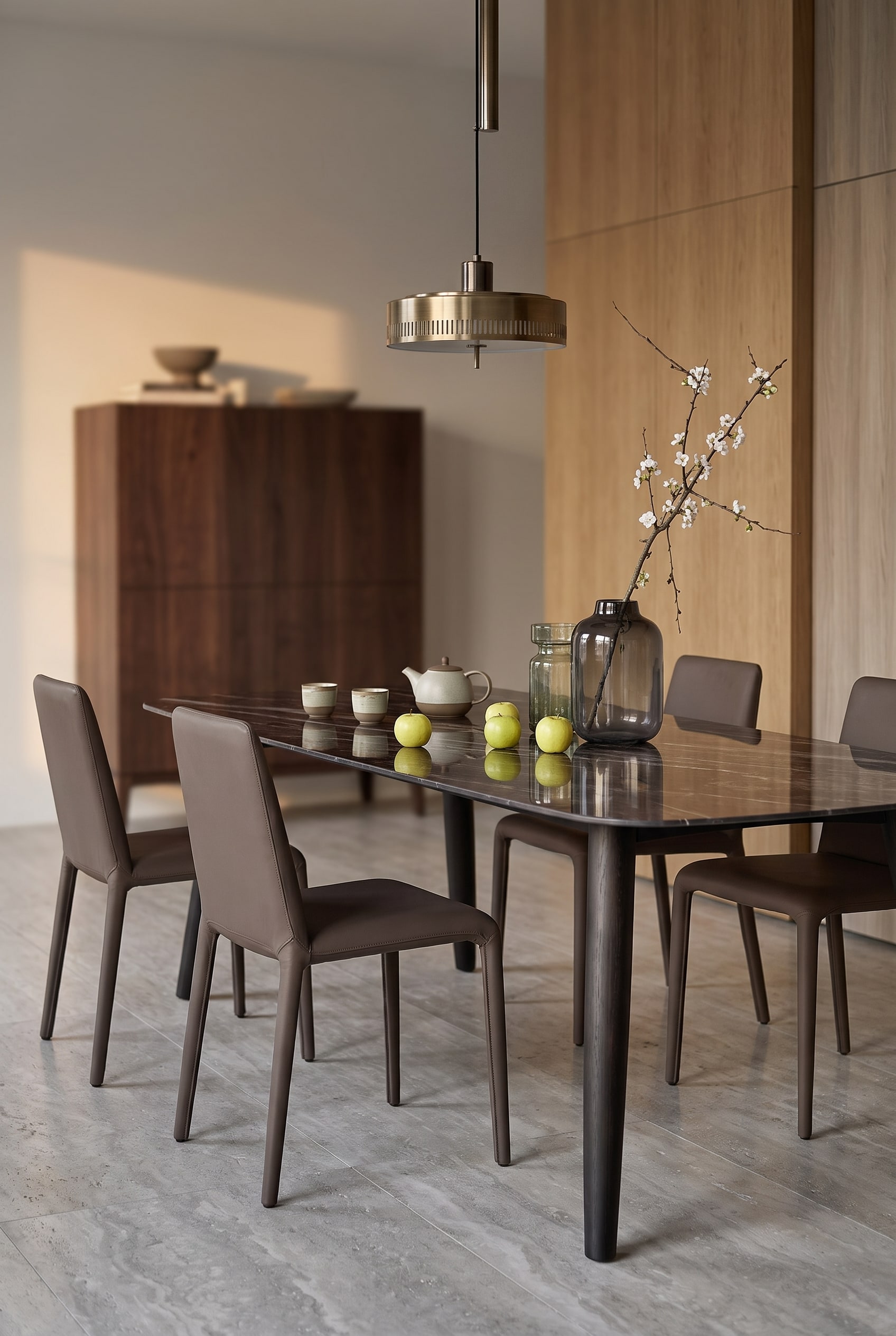 Table à manger de taille moyenne en chêne chaleureux dans une pièce lumineuse