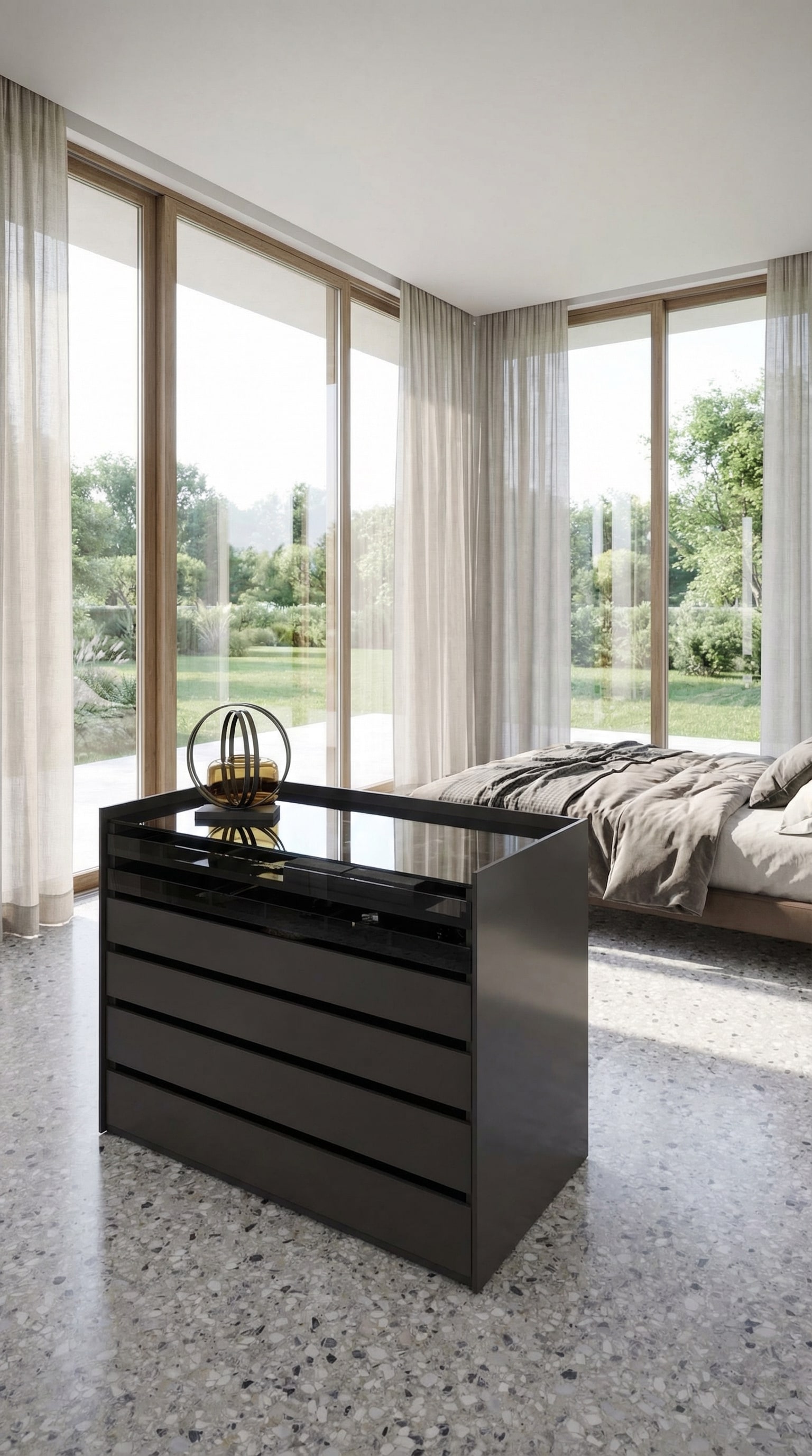 Een elegant commode-eiland in het midden van een grote slaapkamer met glazen platen en laden. Een elegant commode-eiland in het midden van een grote slaapkamer met glazen platen en laden.
