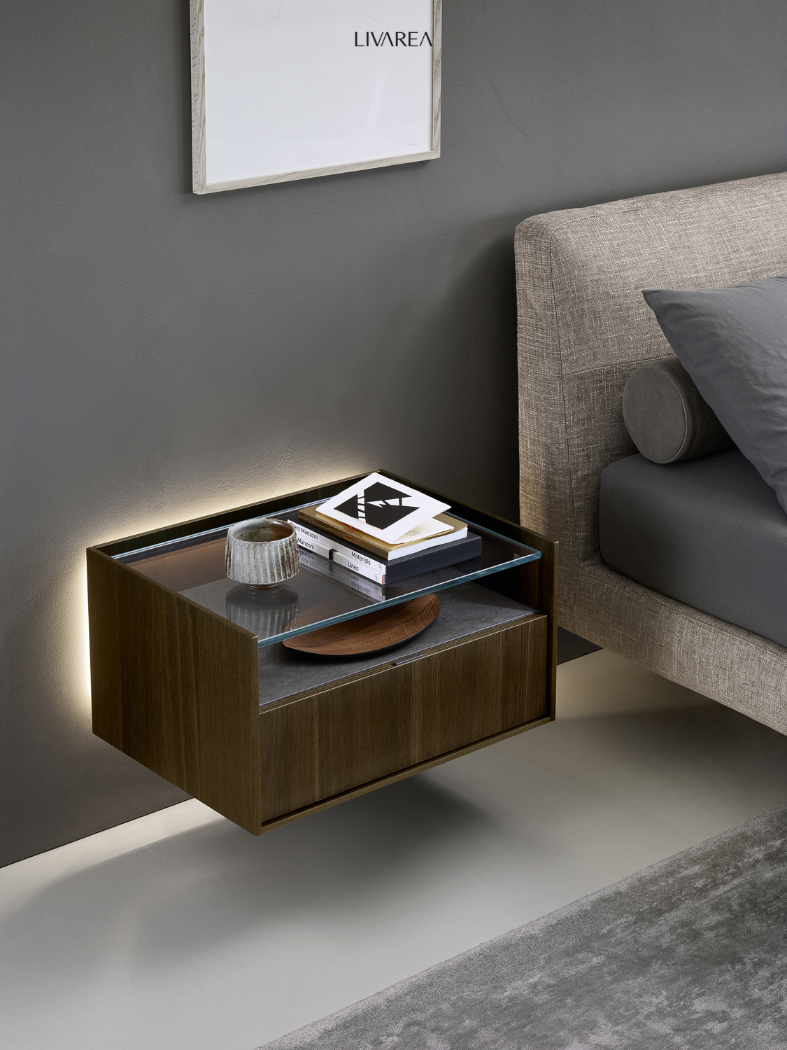 Hangend nachtkastje met glazen blad en lade Hangend nachtkastje met glazen blad en lade