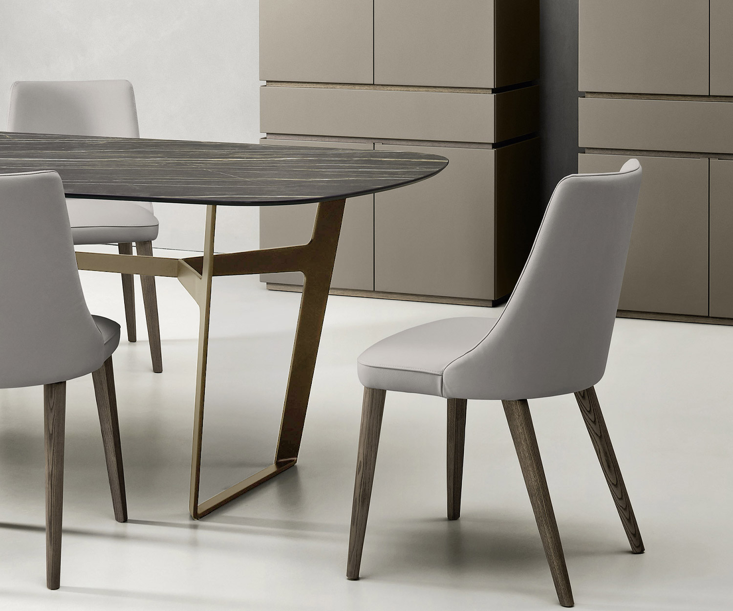 Livitalia Table design Obi en détail Structure métallique brune avec chaises de salle à manger devant 2 highboards
