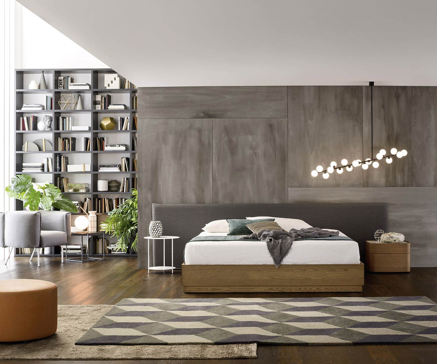 Modern design nachtkastje in licht honingkleurig eiken in de slaapkamer