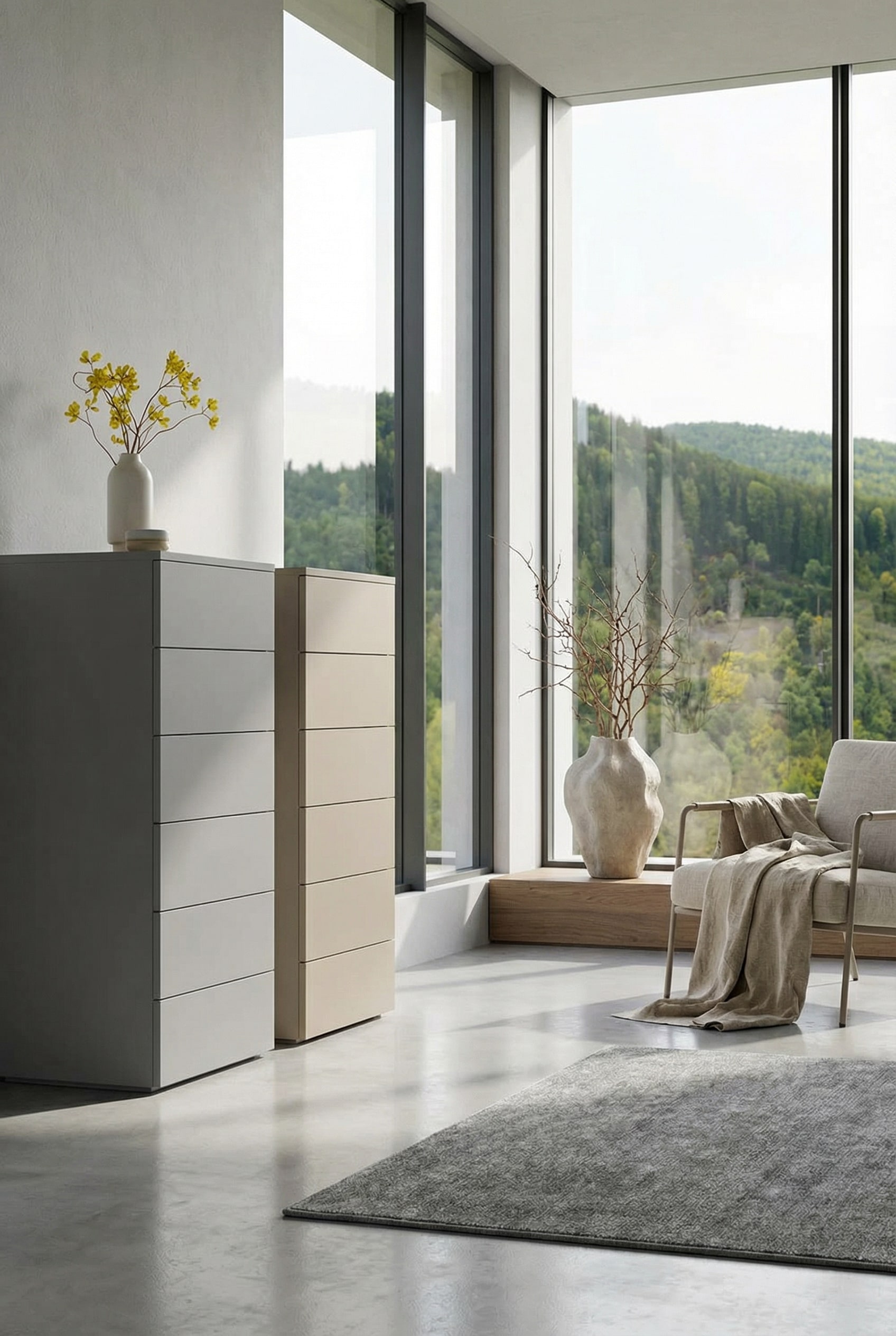Commode haute blanche minimaliste dans une pièce lumineuse et ensoleillée avec des fenêtres du sol au plafond. Commode haute blanche minimaliste dans une pièce lumineuse et ensoleillée avec des fenêtres du sol au plafond.