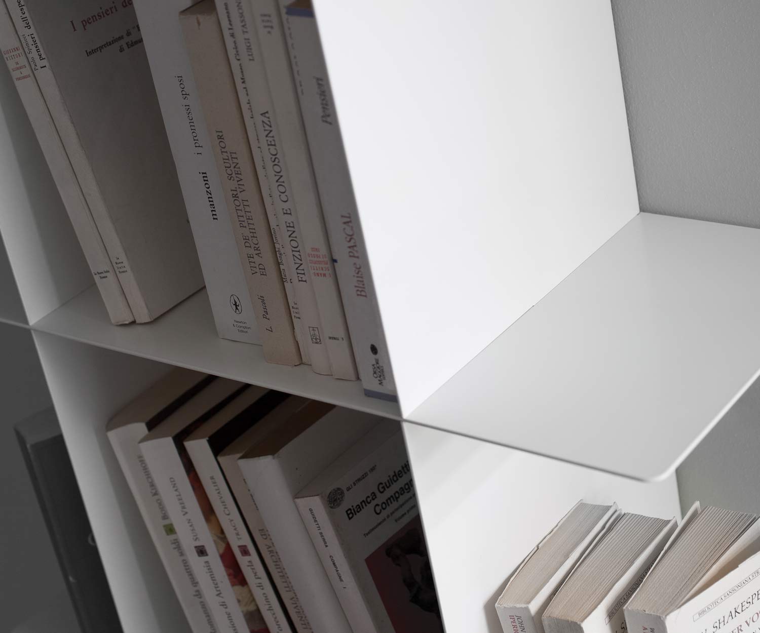 Bibliothèque Innesto moderne pour le mur en métal blanc mat