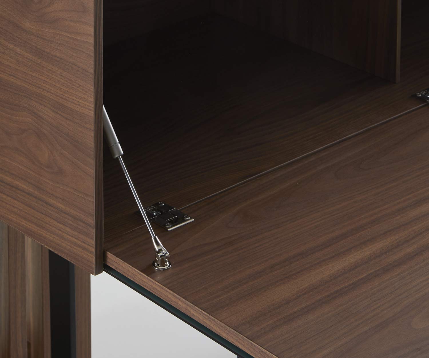 Design dressoir detail Klep aan de voorkant kan in een rechte hoek naar beneden worden geopend Design dressoir detail Klep aan de voorkant kan in een rechte hoek naar beneden worden geopend