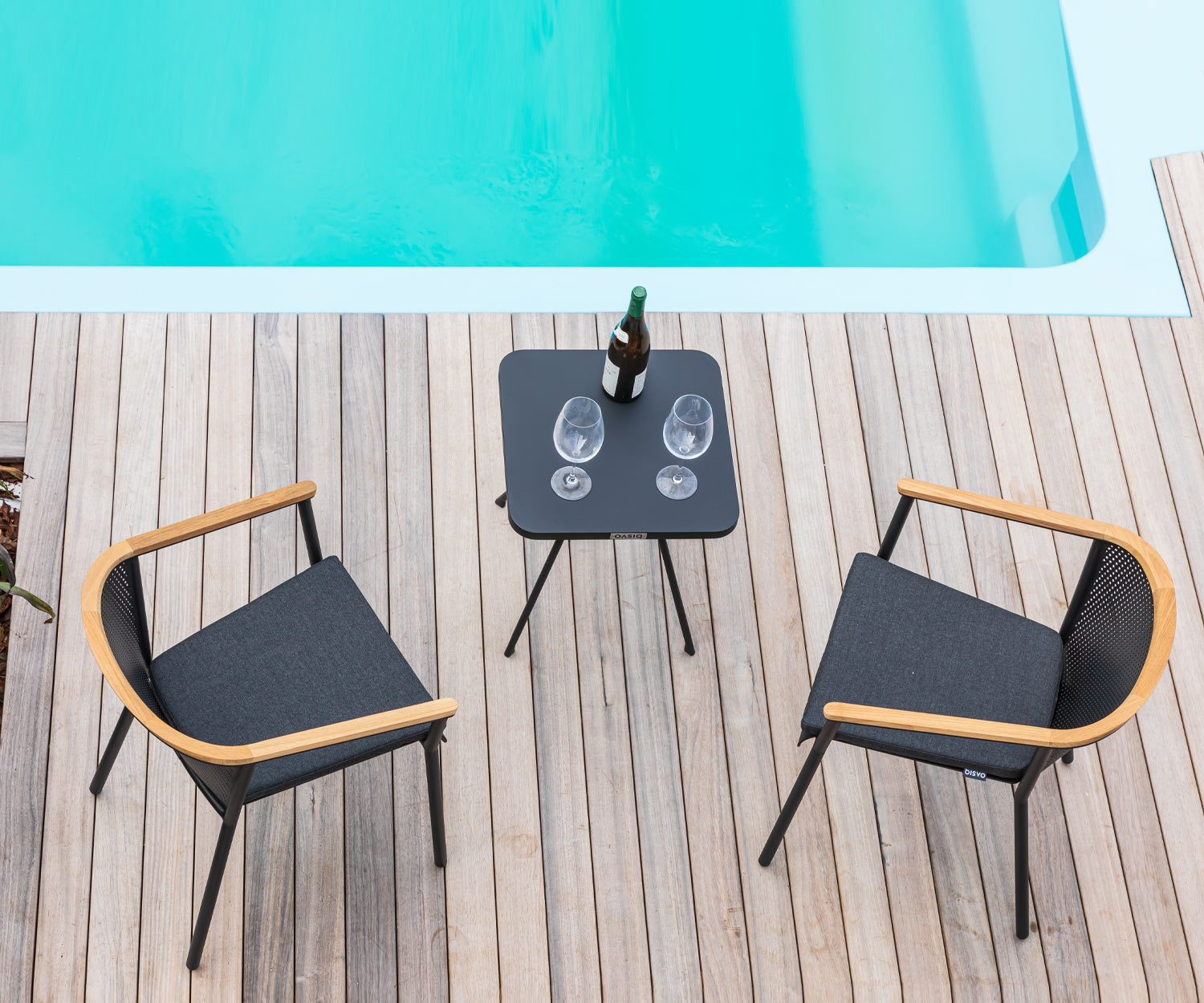 Modern Oasiq Attol aluminium design bijzettafeltje voor bij het zwembad met fauteuils