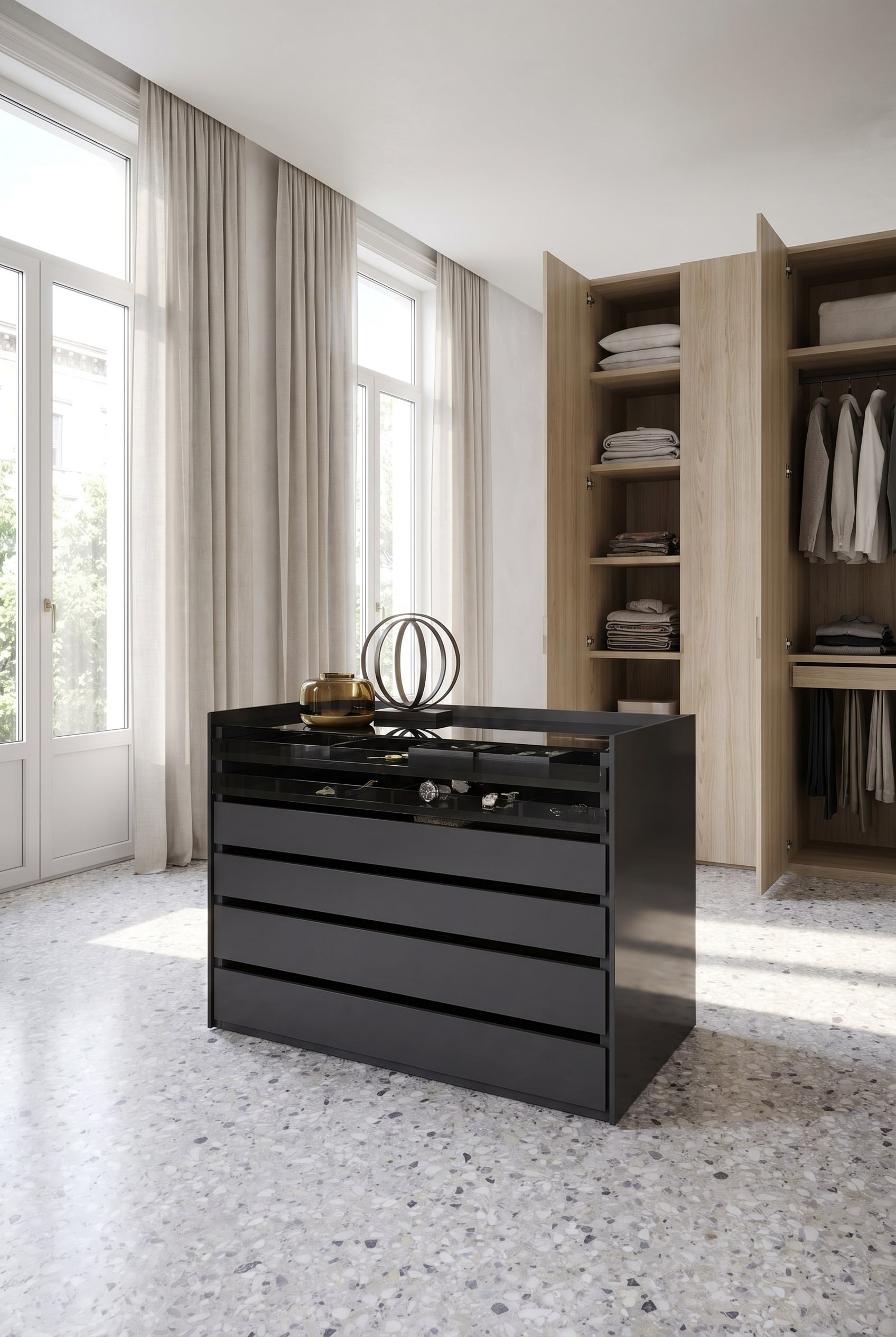 Grand dressing avec un îlot central en laque foncée, un plateau en verre pour les accessoires et des armoires ouvertes claires en arrière-plan
