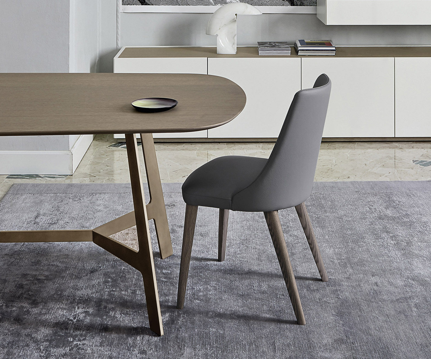 Chaise Eva design de haute qualité de Livitalia avec revêtement en similicuir gris à la table à manger