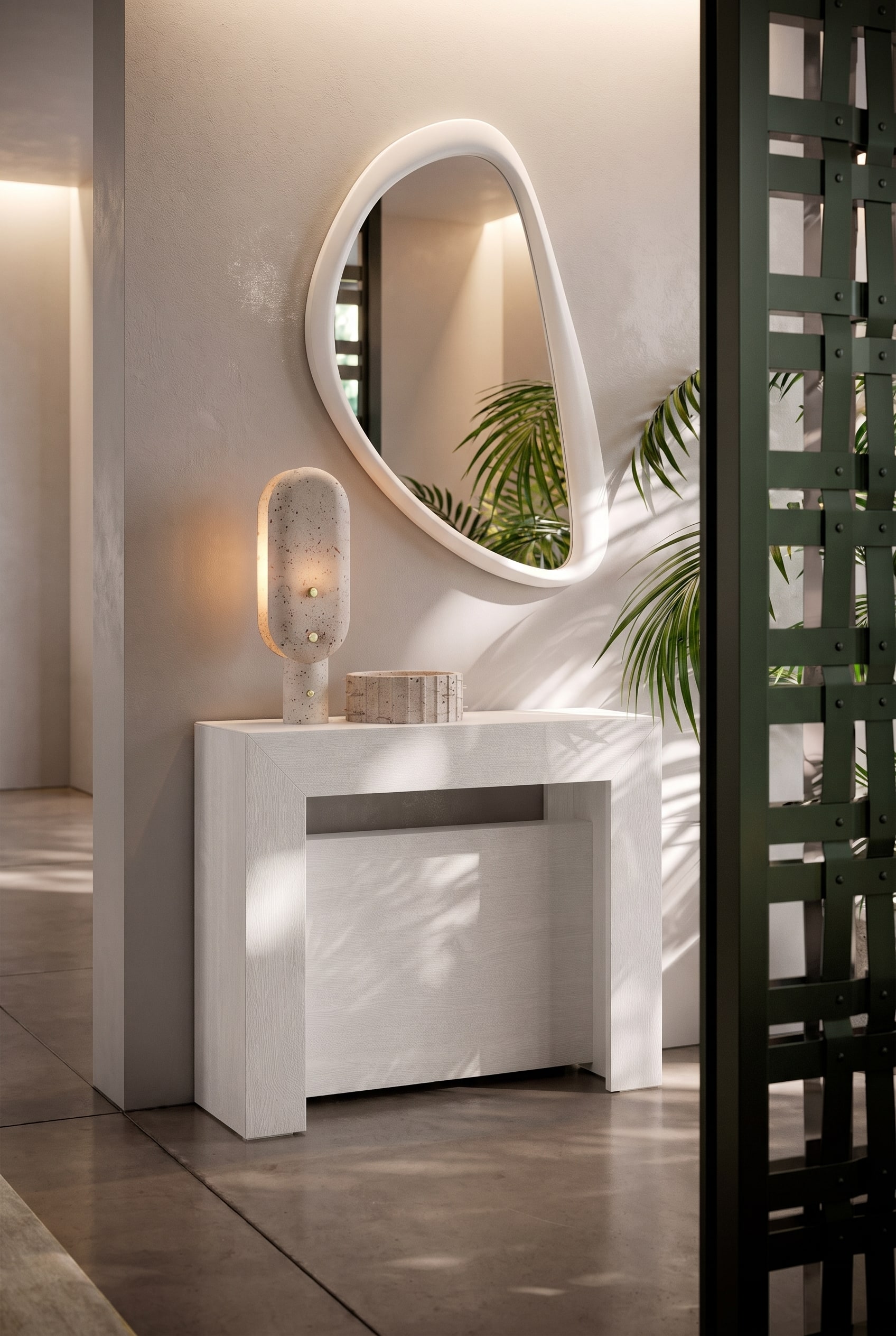 Couloir &eacute;troit avec une mini-console blanche minimaliste et un miroir aux formes organiques