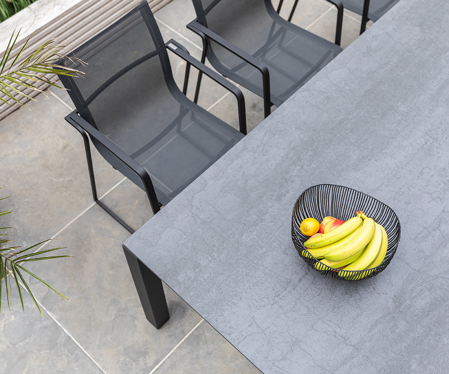 Muze Design tuinstoel van Oasiq in detail van boven aan de tuintafel op het balkon Muze Design tuinstoel van Oasiq in detail van boven aan de tuintafel op het balkon