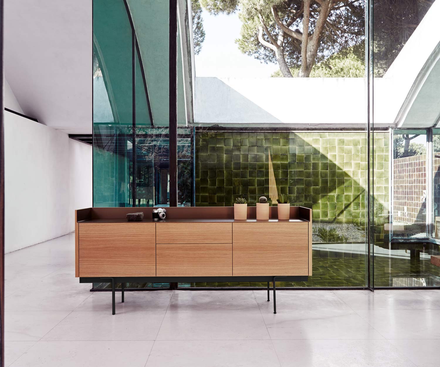 Modern design dressoir met drie deuren in eikenfineer aluminium afwerking