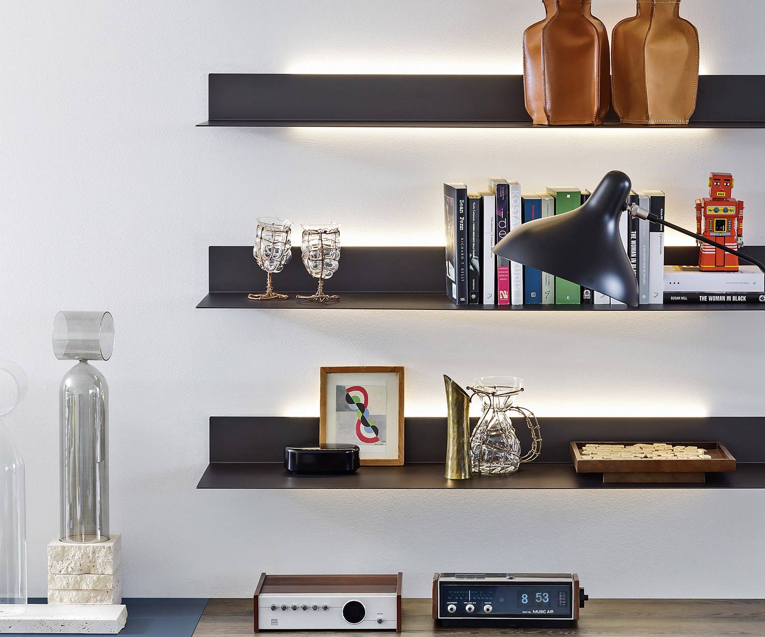 Moderne Novamobili Ellie design wandplank met LED verlichting Moderne Novamobili Ellie design wandplank met LED verlichting