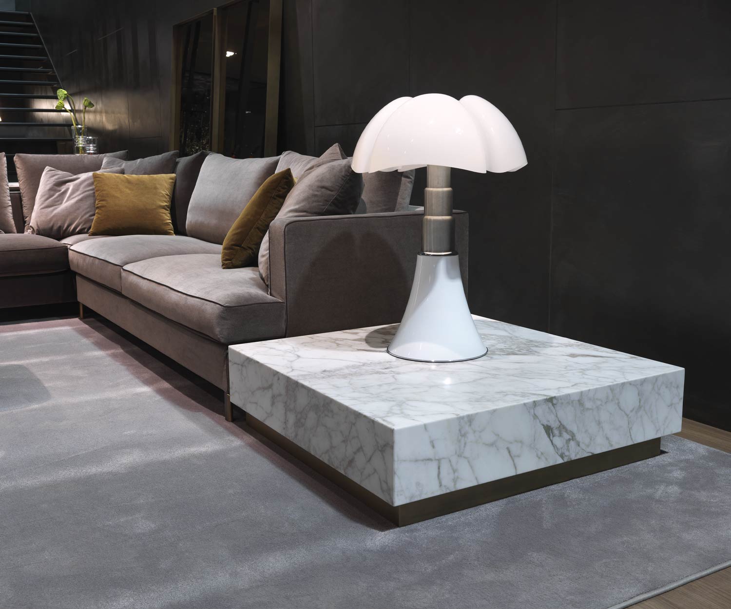 Witte Thor marmeren salontafel van Marelli in Carrara bij de bank in de woonkamer Witte Thor marmeren salontafel van Marelli in Carrara bij de bank in de woonkamer