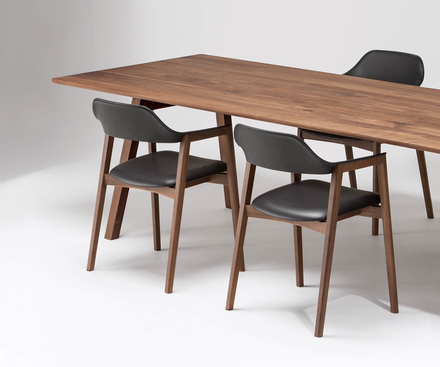 Conde House Ten Design fauteuil met gestoffeerde zitting aan een Ten tafel