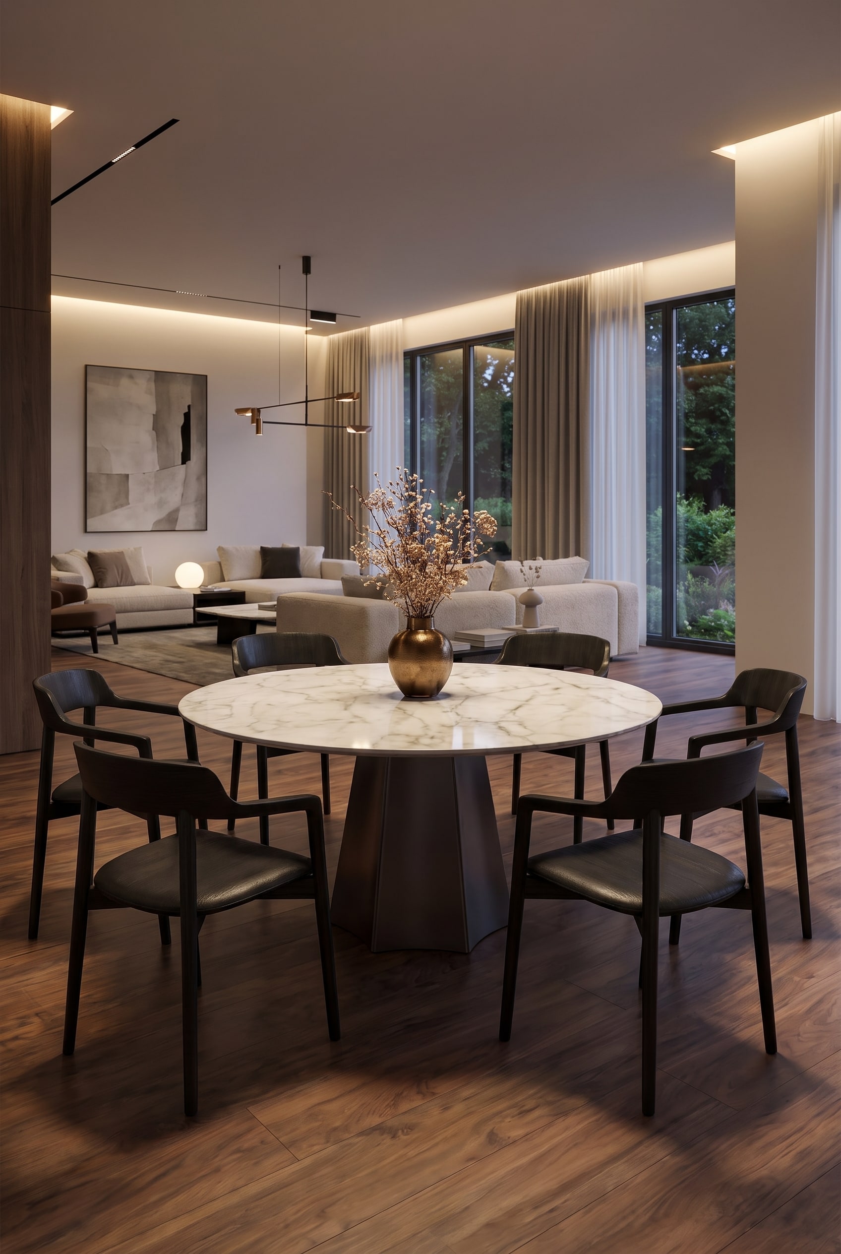 Une &eacute;l&eacute;gante table &agrave; manger en c&eacute;ramique Livitalia Poliedro &agrave; l'aspect marbre clair, centr&eacute;e dans une cuisine-salon ouverte, entour&eacute;e de chaises de salle &agrave; manger sombres.