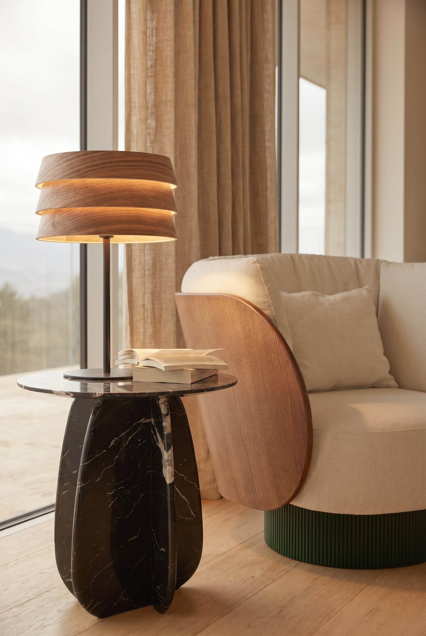 Table d'appoint avec lampe Sussex en placage de bois dans un coin lecture confortable avec une lumi&egrave;re douce