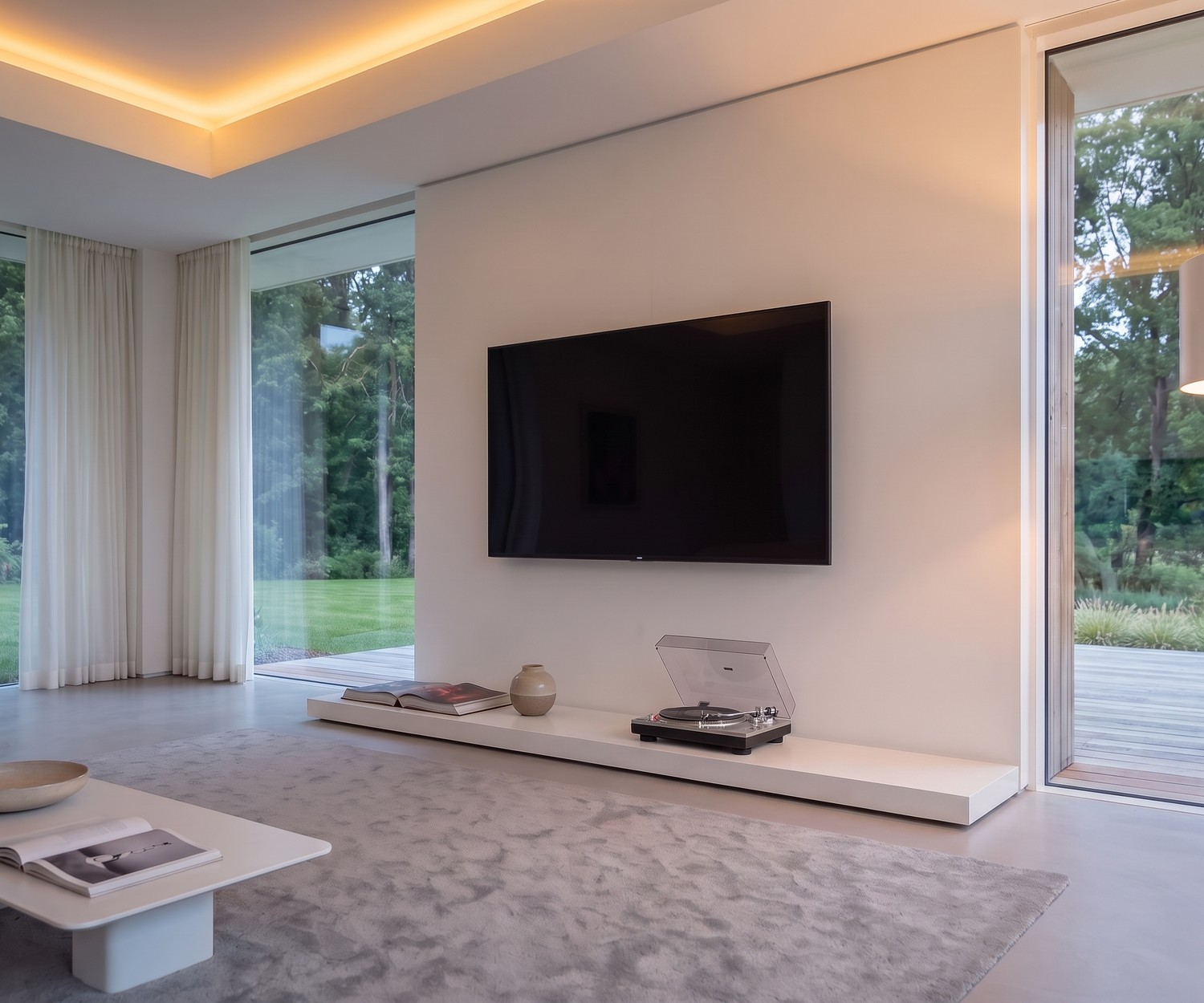 Banc socle podeste TV Livitalia Easy blanc mat dans un salon moderne et minimaliste de design italien.