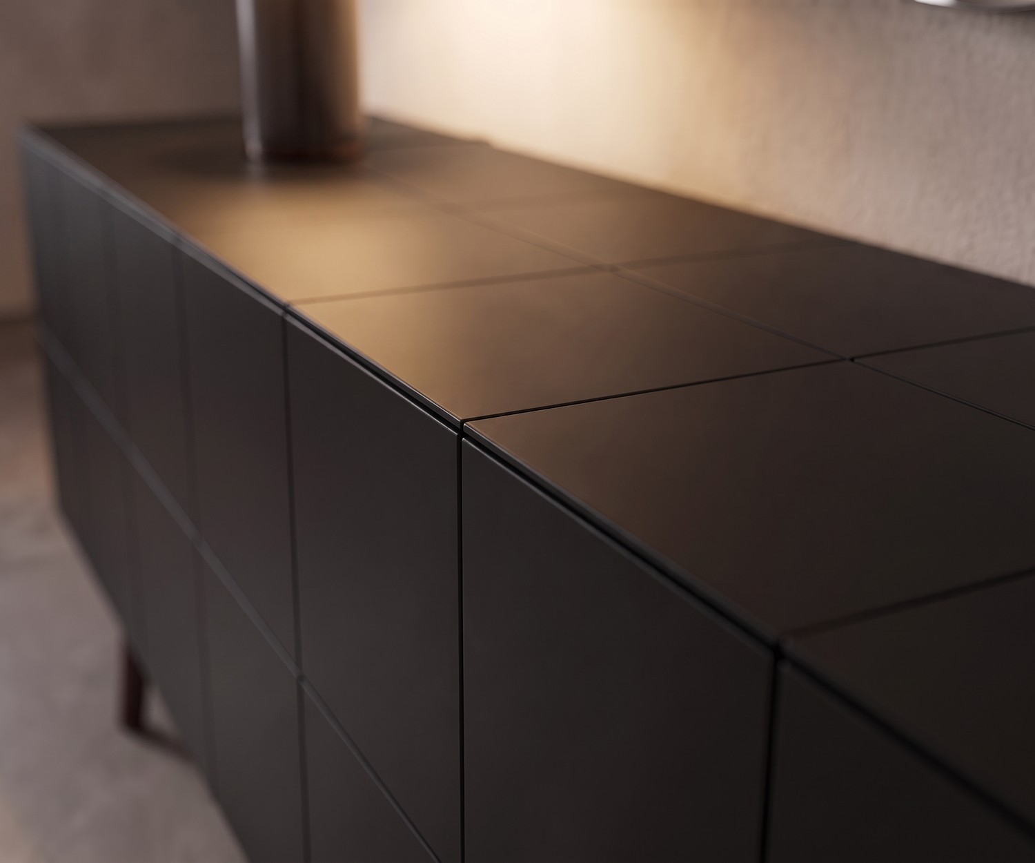 Buffet de salon design al2 MOS-I-KO 003 B avec surface noir mat à effet carrelage pour un intérieur moderne.