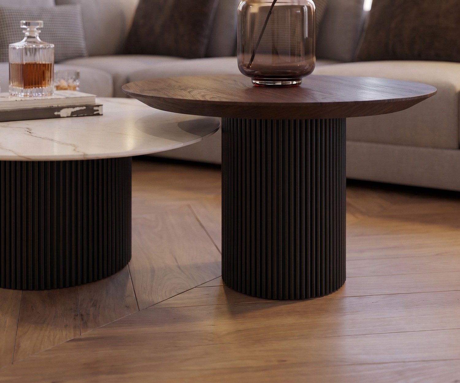 Salontafel voor de woonkamer al2 dakry 006 als elegante set van keramiek en hout voor een moderne grijze hoekbank.