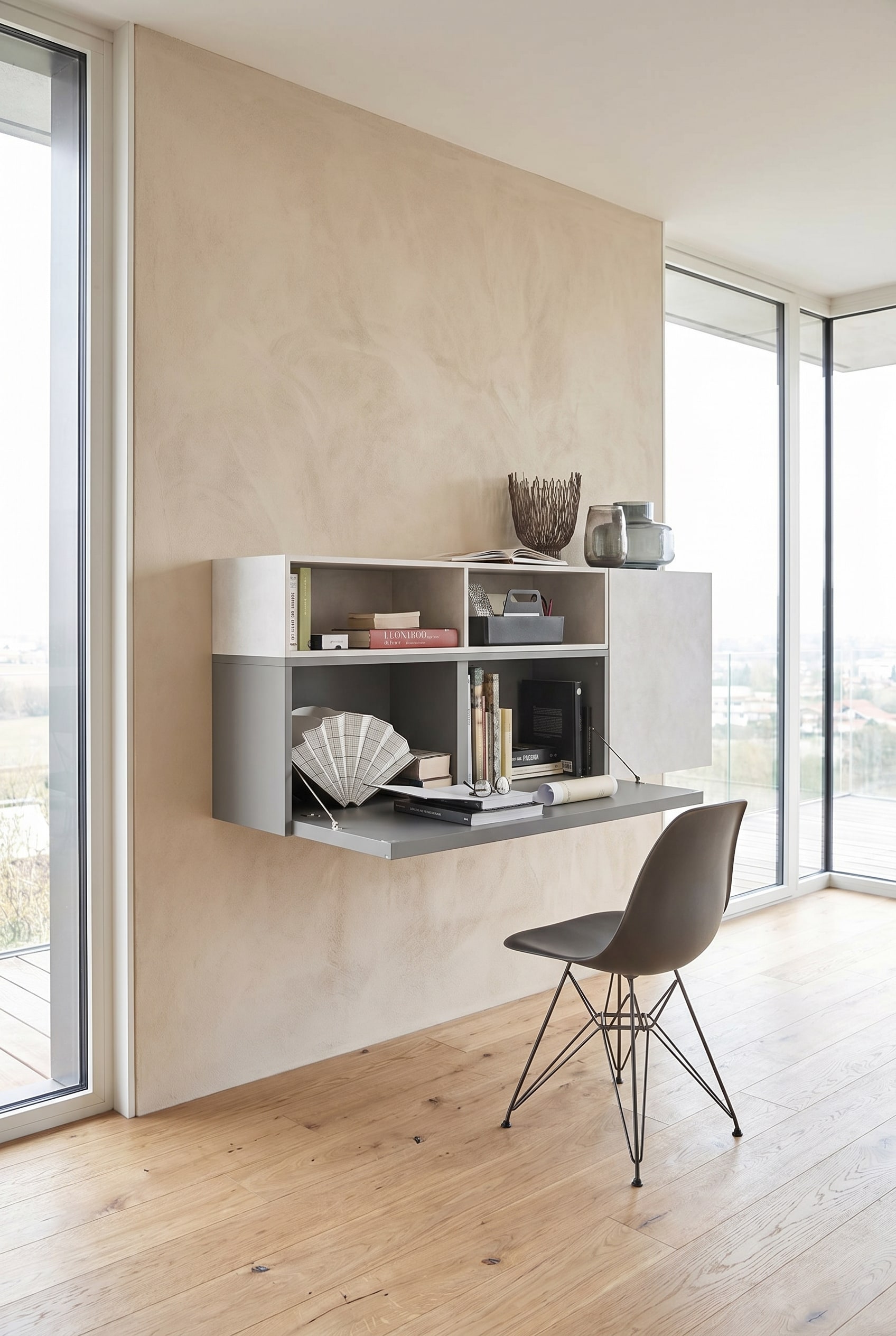 Bureau lumineux avec armoire murale Livitalia Cartesio d&eacute;pliable avec bureau en gris et chaise de bureau minimaliste