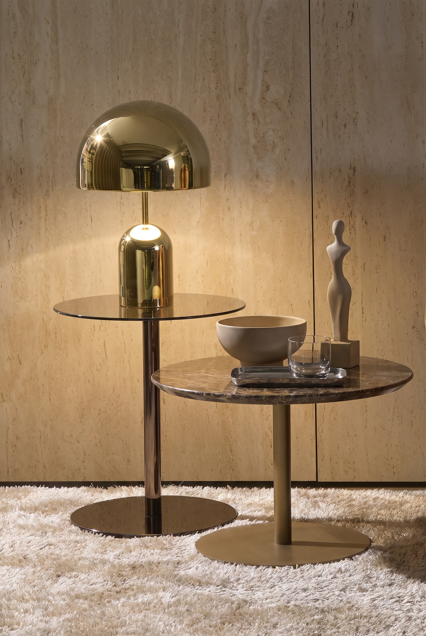 Table d'appoint Marelli Break élégamment décorée avec un groupe asymétrique de trois éléments : plateau, bol et sculpture