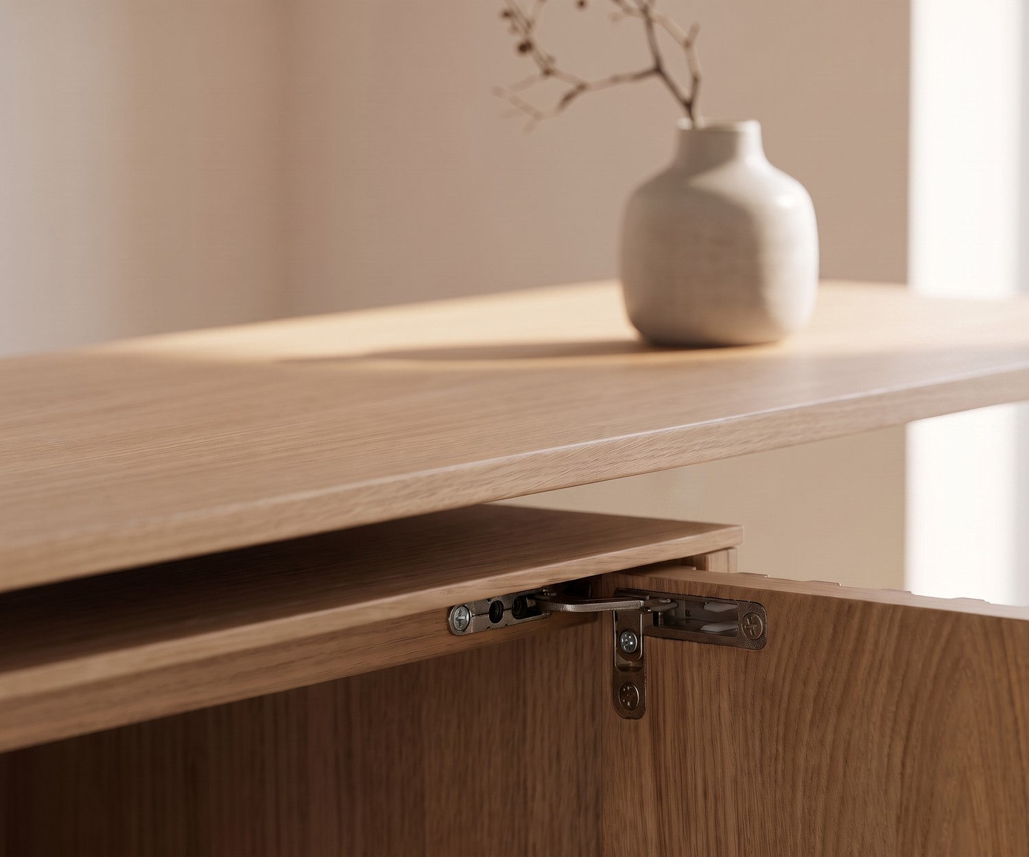 Buffet Punt Velasca en chêne, détail de la charnière de porte et finition en bois massif au style épuré.