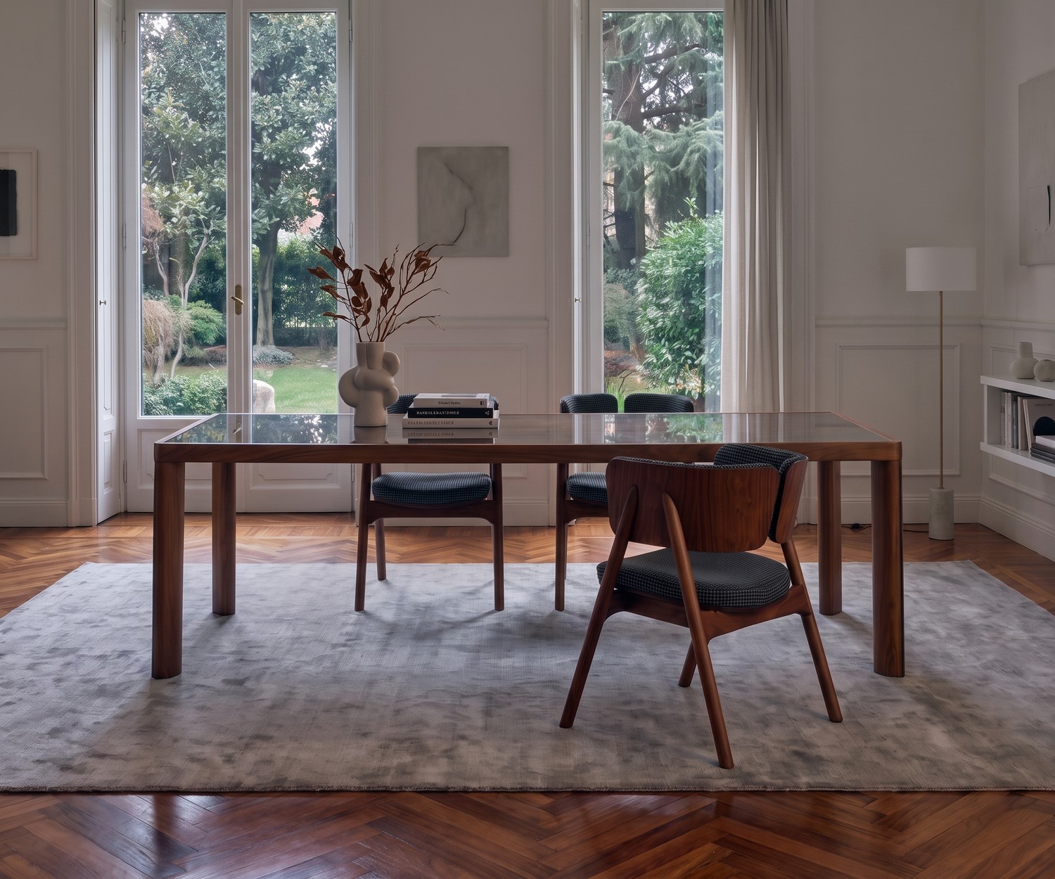 Table de repas en bois al2 ka-bera 001 b dans une salle à manger moderne avec chaises assorties et tapis gris
