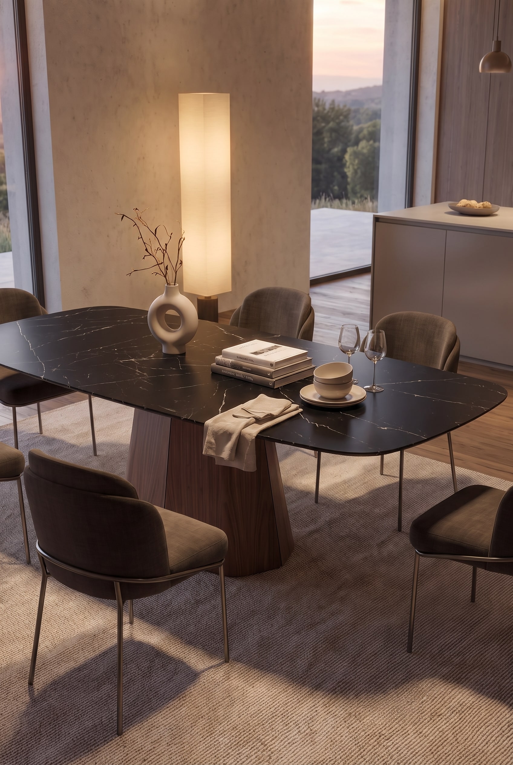 Vue détaillée de la table à manger Tessera 001 avec un piètement polygonal en bois et un plateau en céramique sombre sous une lumière chaude.