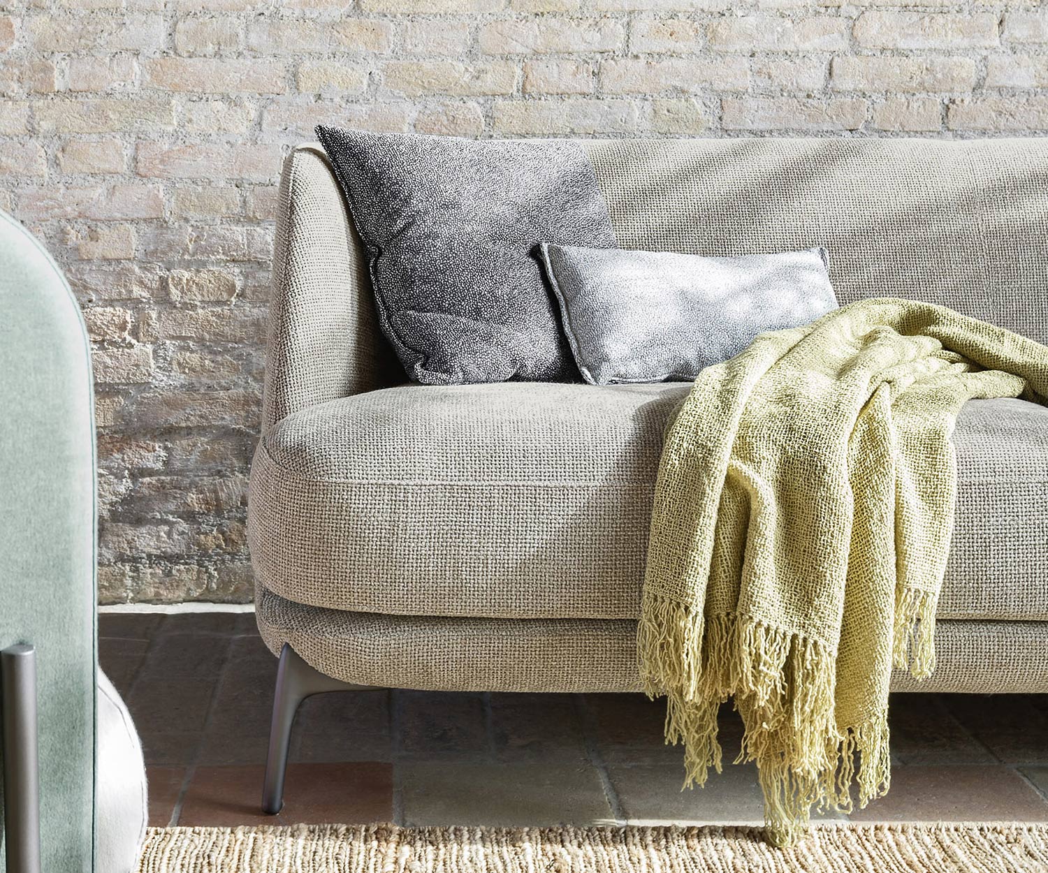 Novamobili Sofa Fluwelen detail metalen poten Novamobili Sofa Fluwelen detail metalen poten