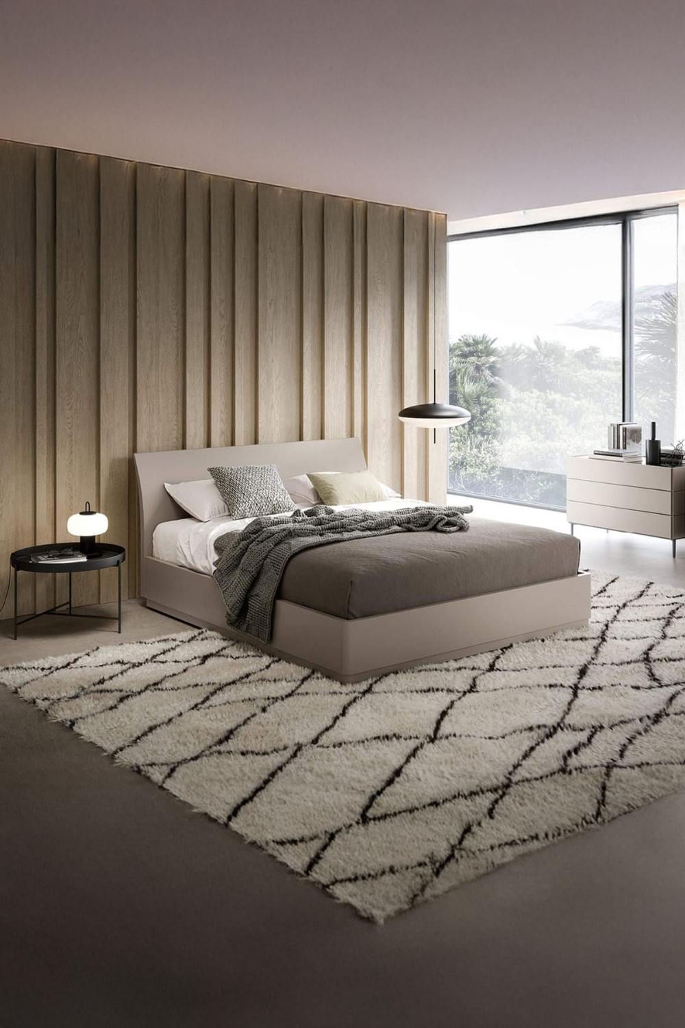 beige-ingerichte-slaapkamer-met-grote-raampartij-en-moderne-meubels