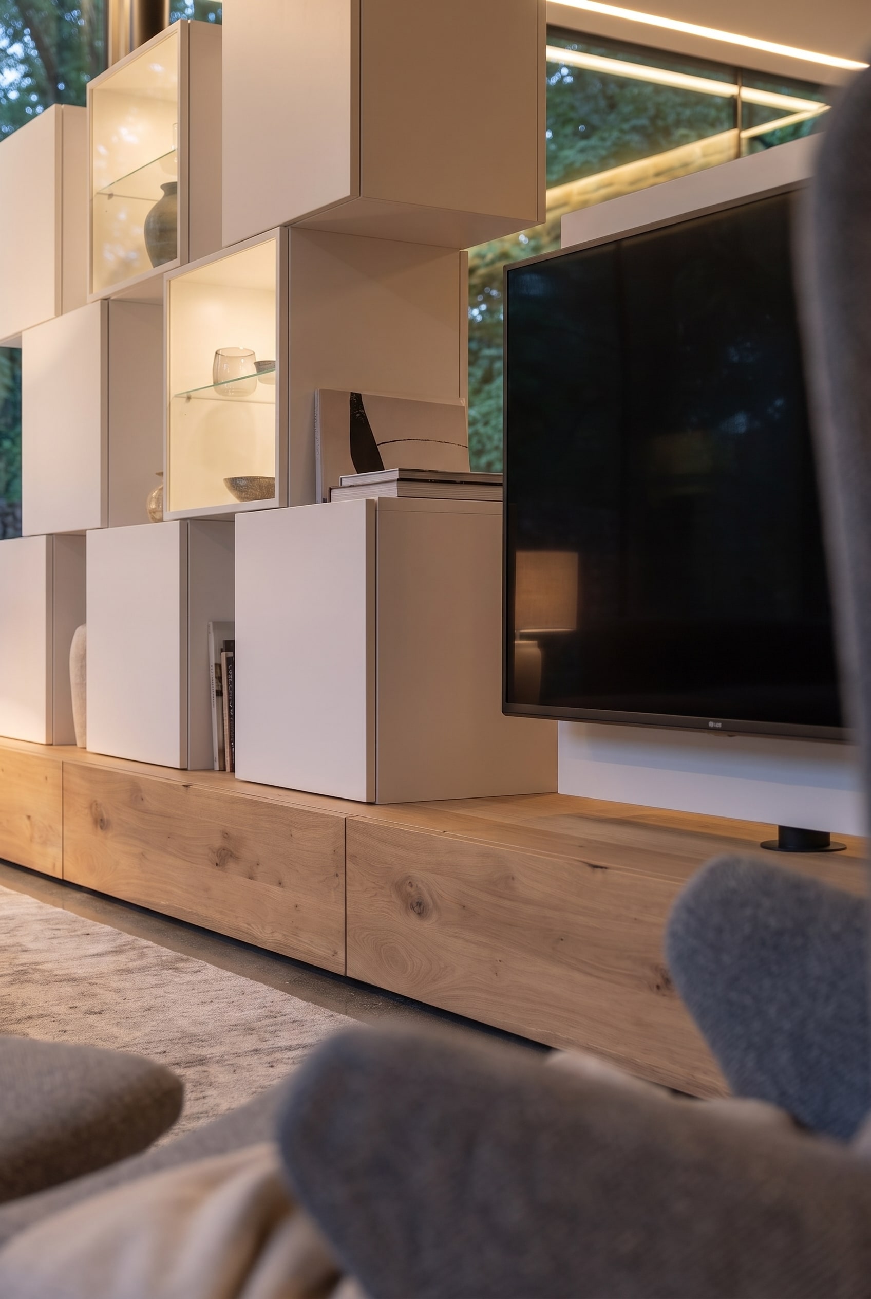 Mur multimédia autoportant en chêne chaud avec télévision intégrée et gestion invisible des câbles dans le salon ouvert