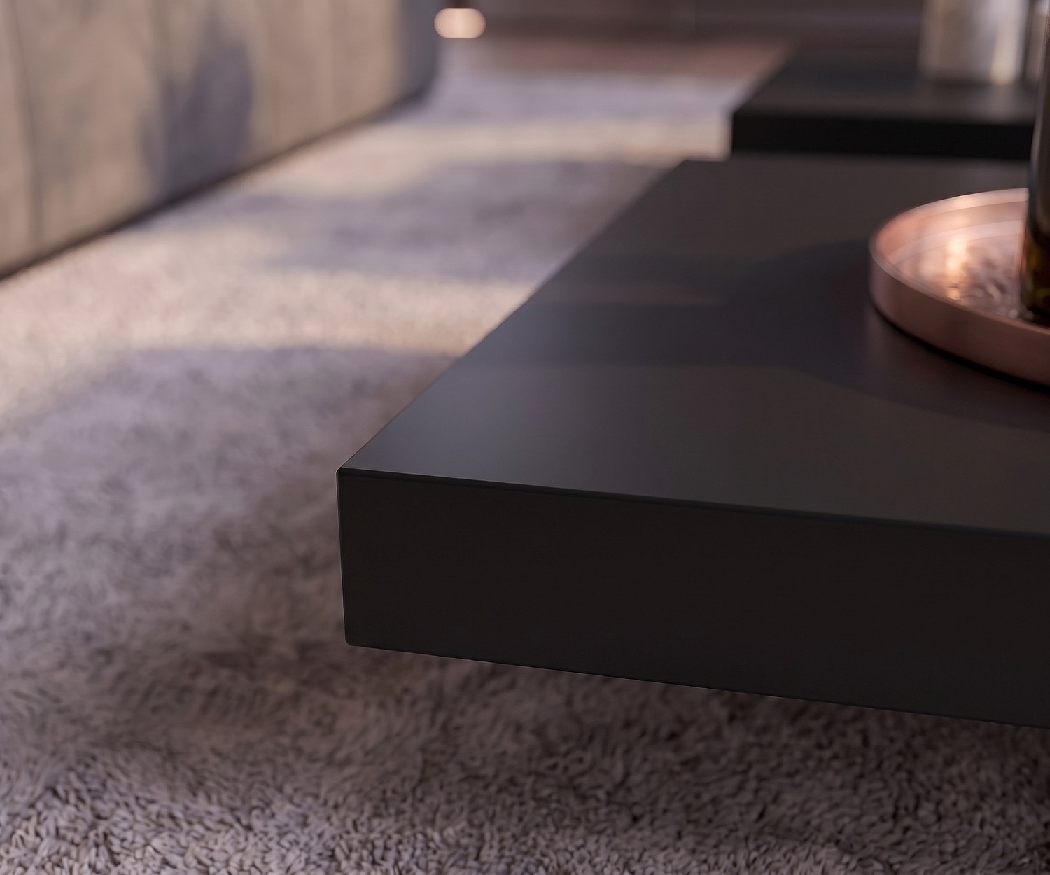 Table basse Livitalia Low pour salon, design noir mat suspendu sur un tapis clair et moelleux.