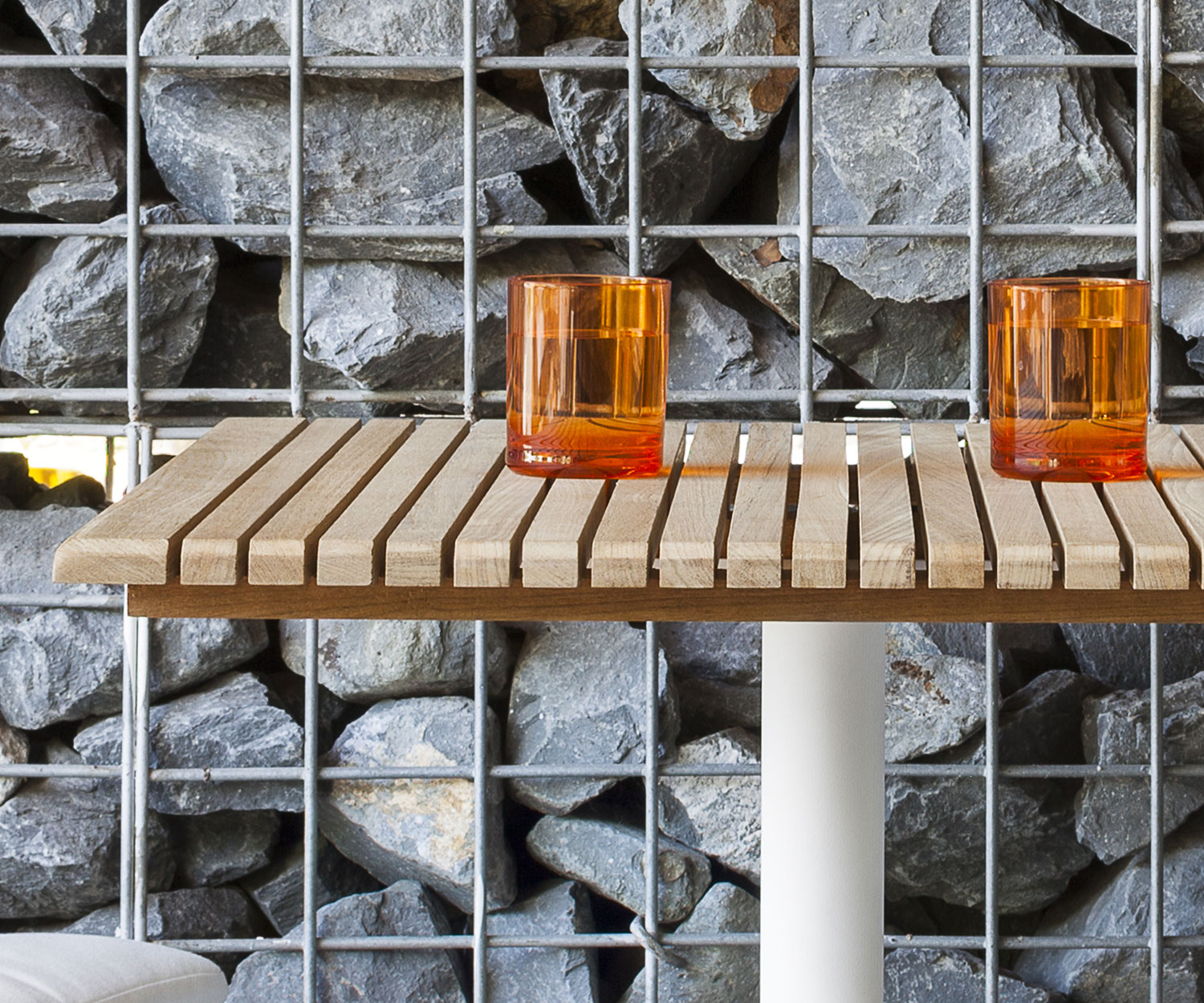 Oasiq Ceru aluminium eettafel B 70 cm wit teakhout Oasiq Ceru aluminium eettafel B 70 cm wit teakhout