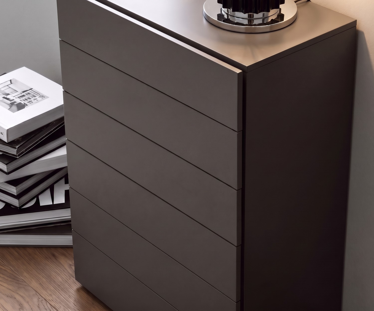 Commode haute Easy de Novamobili pour chambre en gris foncé, chiffonnier design moderne à 6 tiroirs sans poignée.