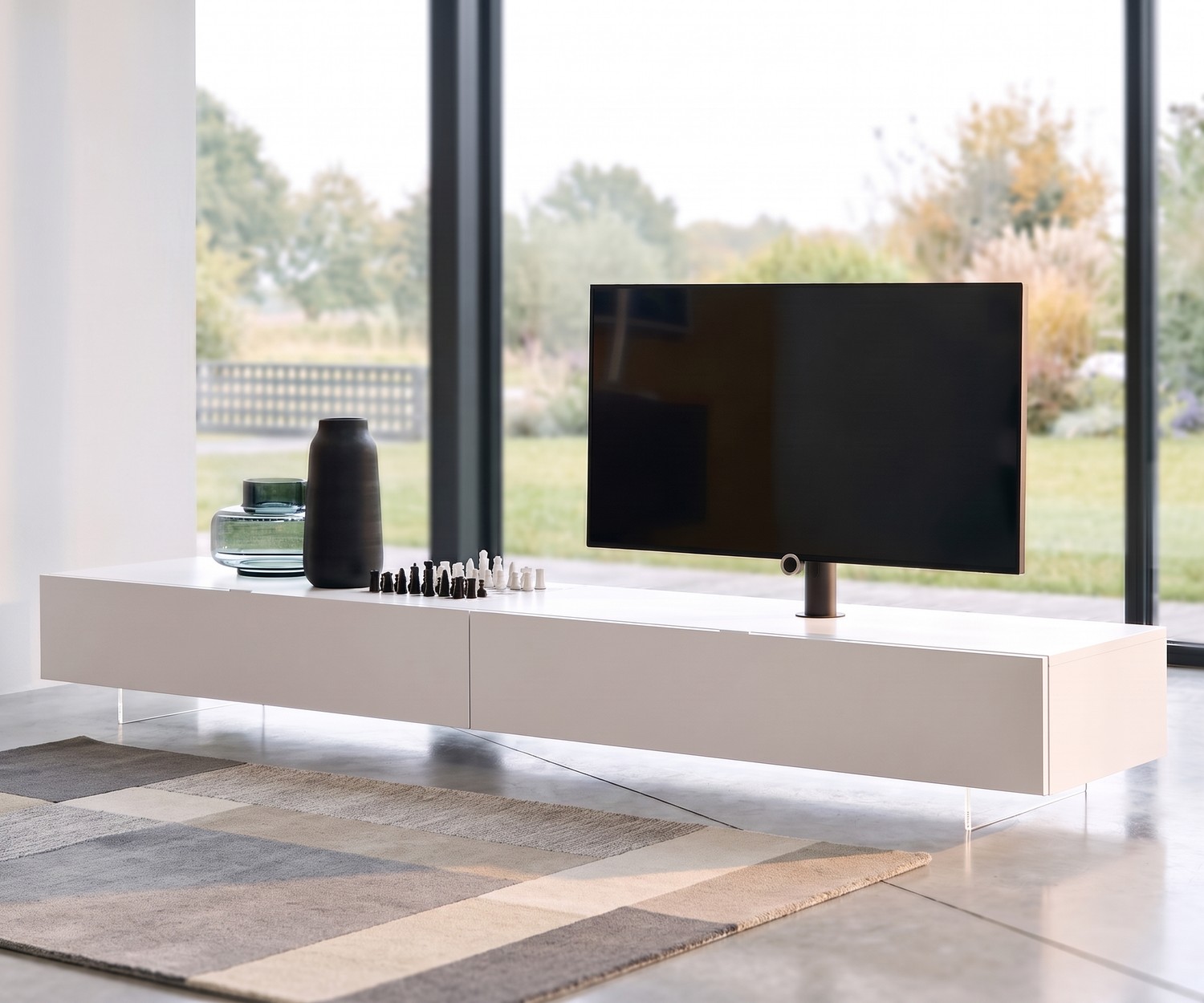 Socle TV transparent Livitalia pour meuble bas suspendu dans le salon, design minimaliste en méthacrylate.