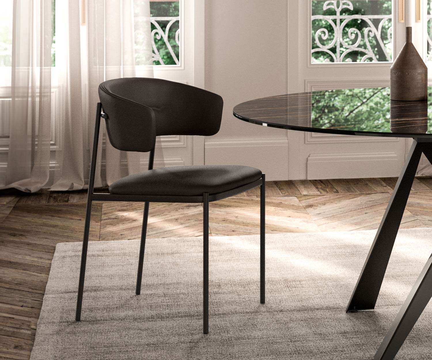 Chaise en métal de haute qualité avec rembourrage en cuir Chaise en métal de haute qualité avec rembourrage en cuir