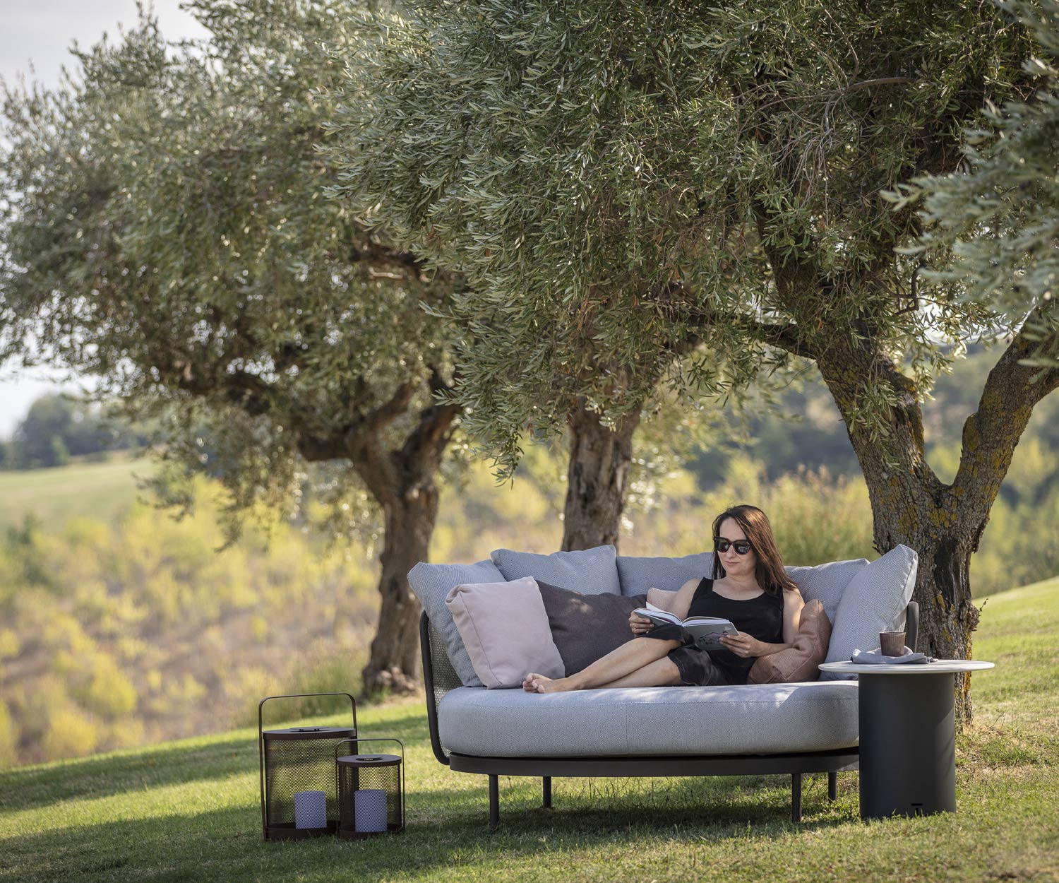 Un coin d'ombre avec Todus Baza Round Designer Daybed sous les arbres Un coin d'ombre avec Todus Baza Round Designer Daybed sous les arbres